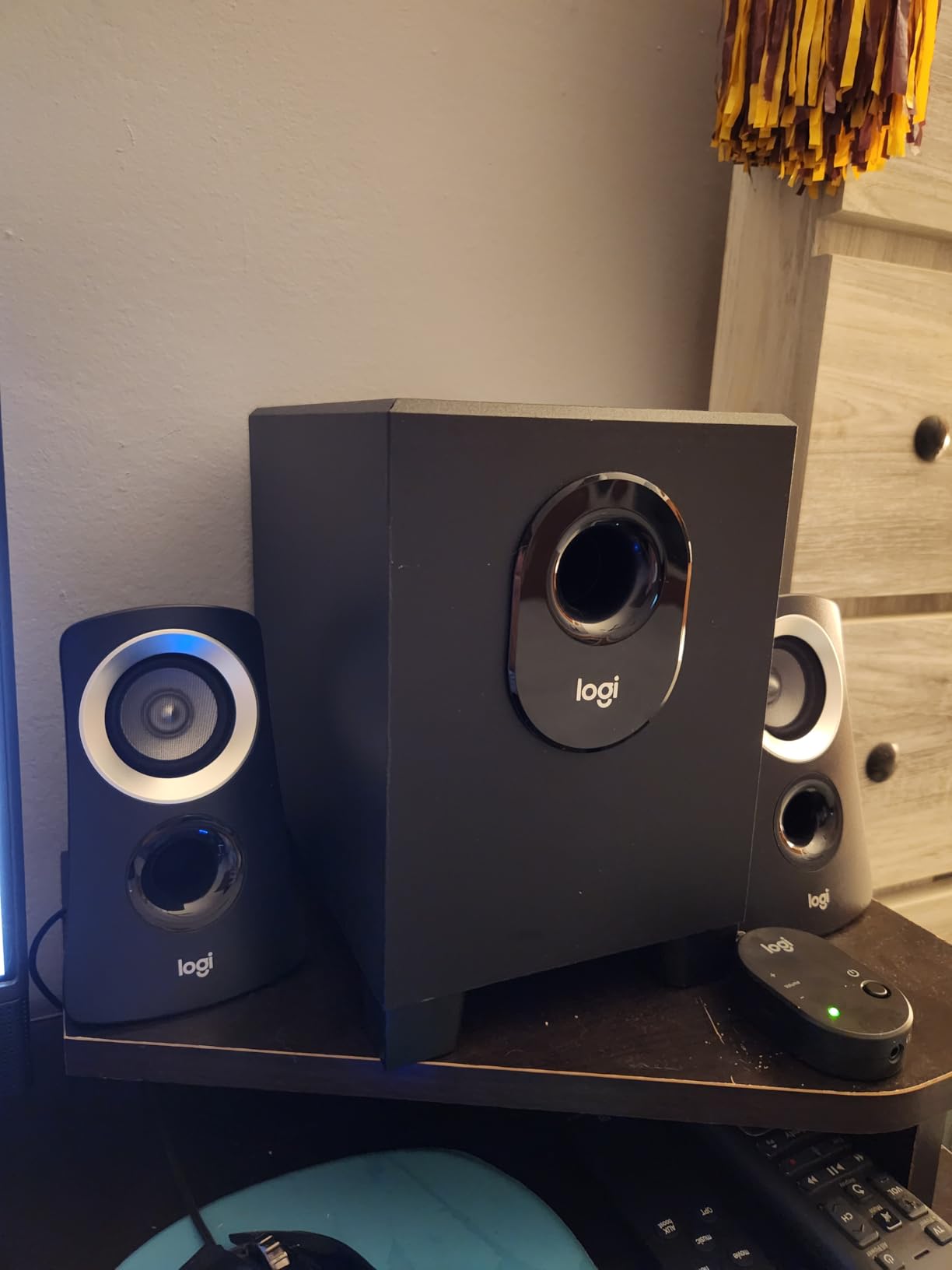 Logitech Z313 2.1 Multimedia Speaker System with Subwoofer, Full Range Audio, 50 Watts Peak Power, Strong Bass, 3.5mm Audio Inputs, PC/PS4/Xbox/TV/Smartphone/Tablet/Music Player - Black Customer Review Logitech Z313 2.1 Multimedia Speaker System with Subwoofer, Full Range Audio, 50 Watts Peak Power, Strong Bass, 3.5mm Audio Inputs, PC/PS4/Xbox/TV/Smartphone/Tablet/Music Player - Black - Customer Photo 2