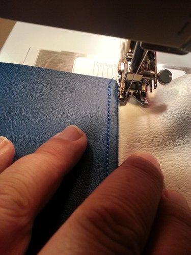 SINGER® 4423 (Grey) High Speed Heavy Duty Sewing Machine with Accessory Kit | 23 stitches deliver 97 applications, 50% more power for denim and canvas, 1100 stitches/min, metal frame, 1-step buttonhole customer photo 2