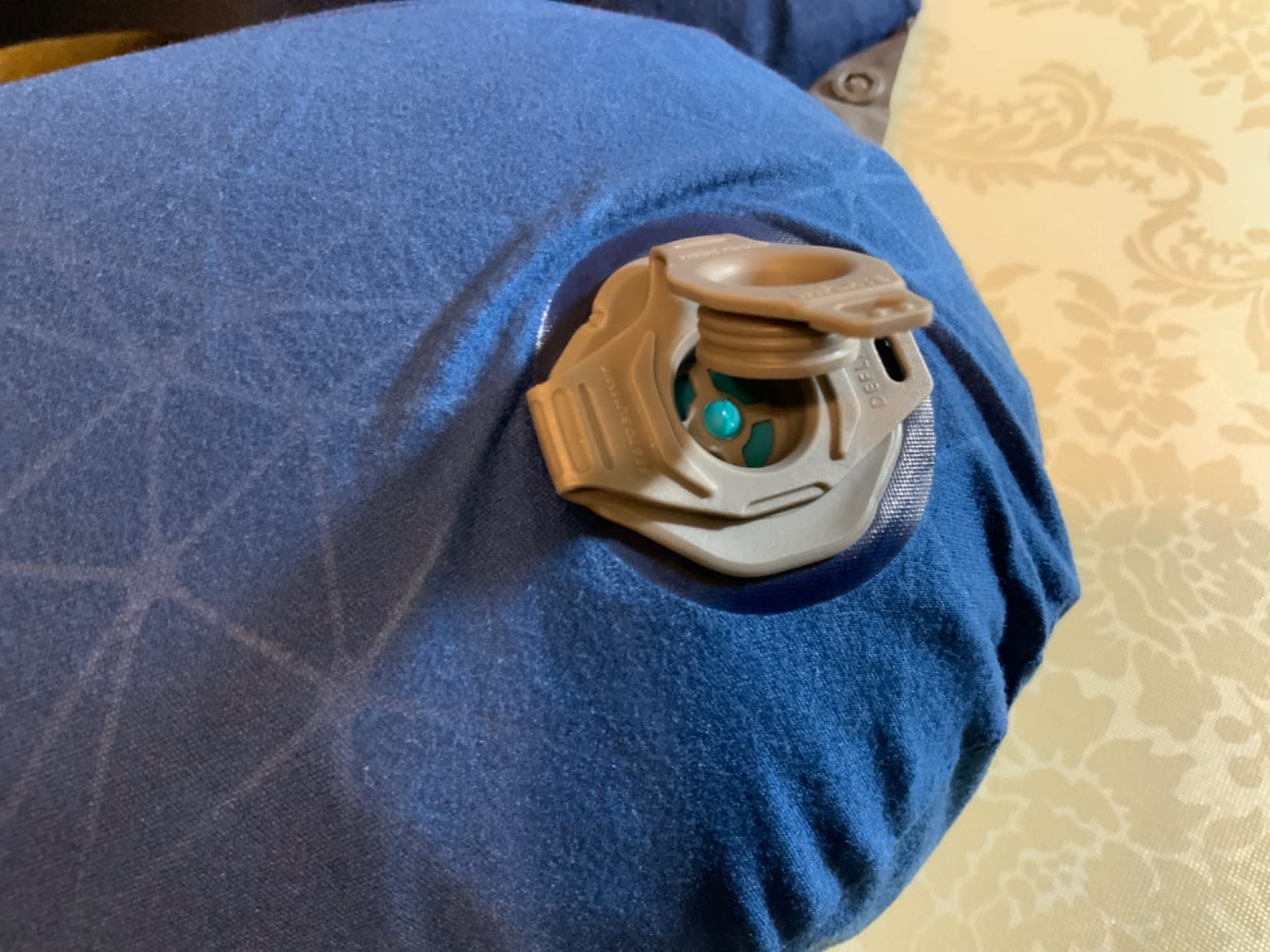 Sea to Summit Aeros Premium Traveller Inflatable Neck Pillow, Navy Blue Customer Review Sea to Summit Aeros Premium Traveller Inflatable Neck Pillow, Navy Blue - Customer Photo 1