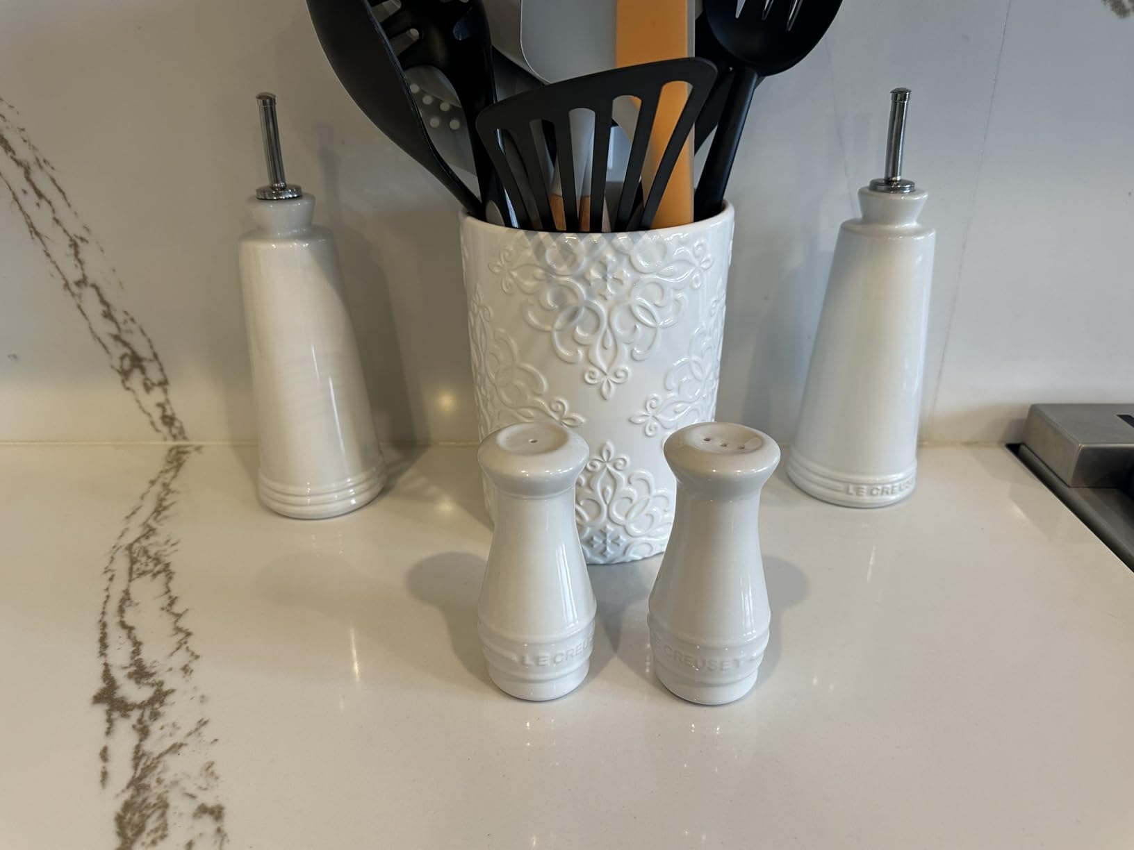 Le Creuset, Salt and Pepper Shaker Set of 2 - White Customer Review Le Creuset, Salt and Pepper Shaker Set of 2 - White - Customer Photo 2