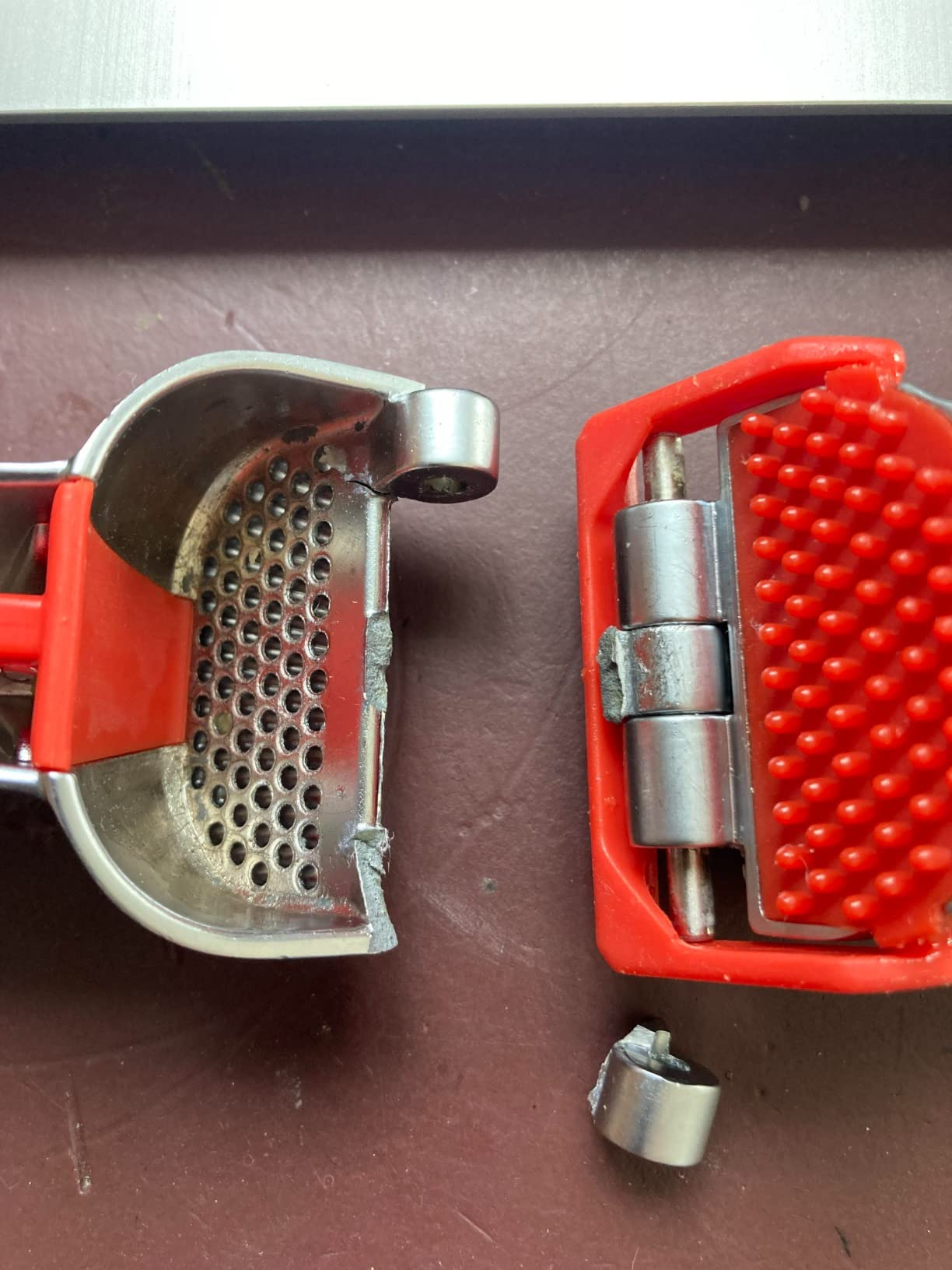 Dreamfarm Garject 2-In-1 Garlic Peeler, Garlic Press & Mincer with Garlic Peel Ejector, Chrome-Plated Zinc - Black Customer Review Dreamfarm Garject 2-In-1 Garlic Peeler, Garlic Press & Mincer with Garlic Peel Ejector, Chrome-Plated Zinc - Black - Customer Photo 1