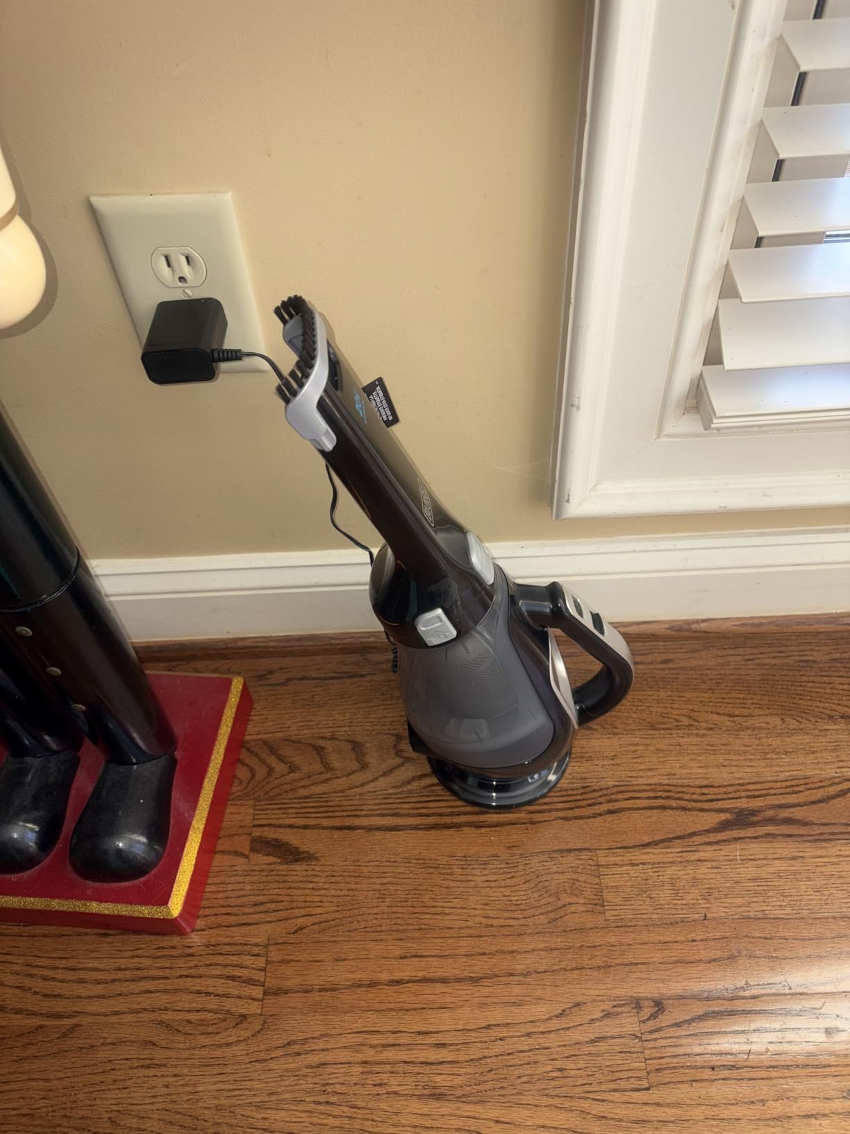 BLACK+DECKER dustbuster 20V Hand Vacuum Cordless Rechargeable, Car Vacuum Portable, Powerful Suction AdvancedClean Hand Vac with Extendible Crevice Tool, Flip-Up Brush and Charging Base (BDH2000L) customer photo 2
