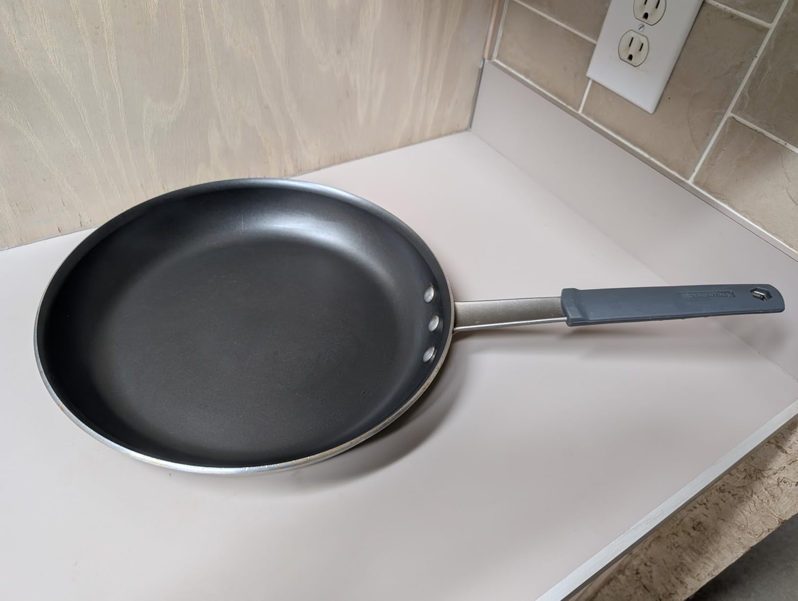 Tramontina Professional 10-Inch Non Stick Frying Pan | Heavy-Gauge Aluminum Skillet with Reinforced Nonstick Coating, Red Handle, Dishwasher and Oven Safe, Made in Brazil customer photo 1