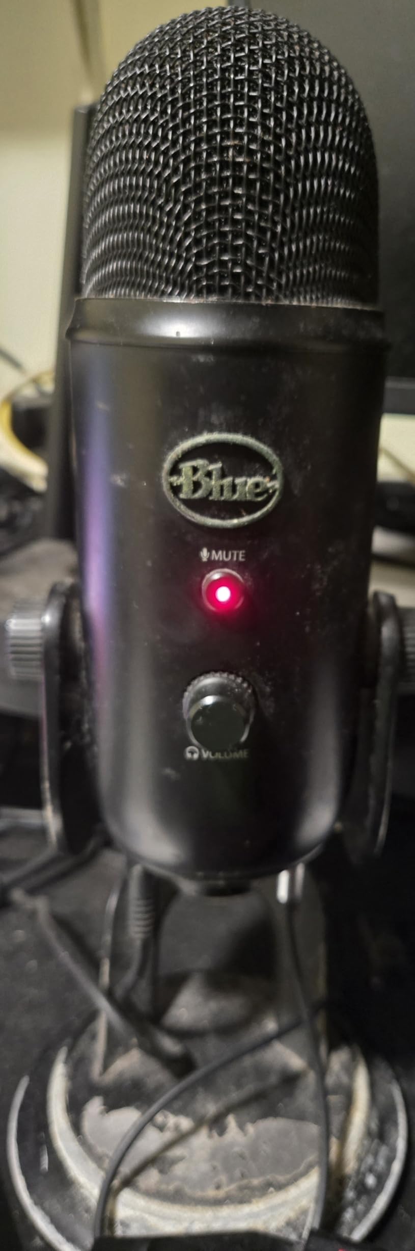 Logitech Creators Blue Yeti USB Microphone for PC, Mac, Gaming, Recording, Streaming, Podcasting, Studio and Computer Condenser Mic with Blue VO!CE effects, 4 Pickup Patterns, Plug and Play - Blackout customer photo 1
