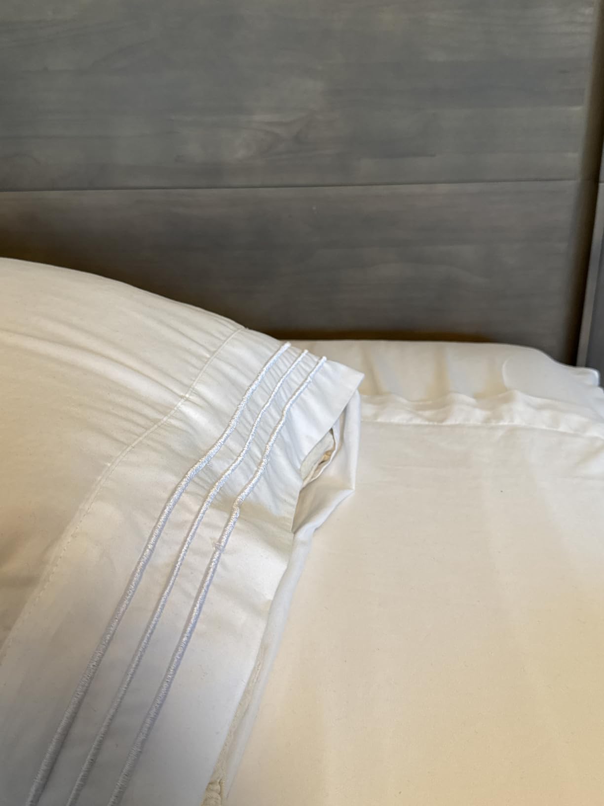 Mellanni Queen Sheets Set - 4 PC Iconic Collection Bedding - Hotel Luxury, Extra Soft, Cooling Bed Sheets - Wrinkle, Fade, Stain Resistant (Queen, White) - Customer Photo 1