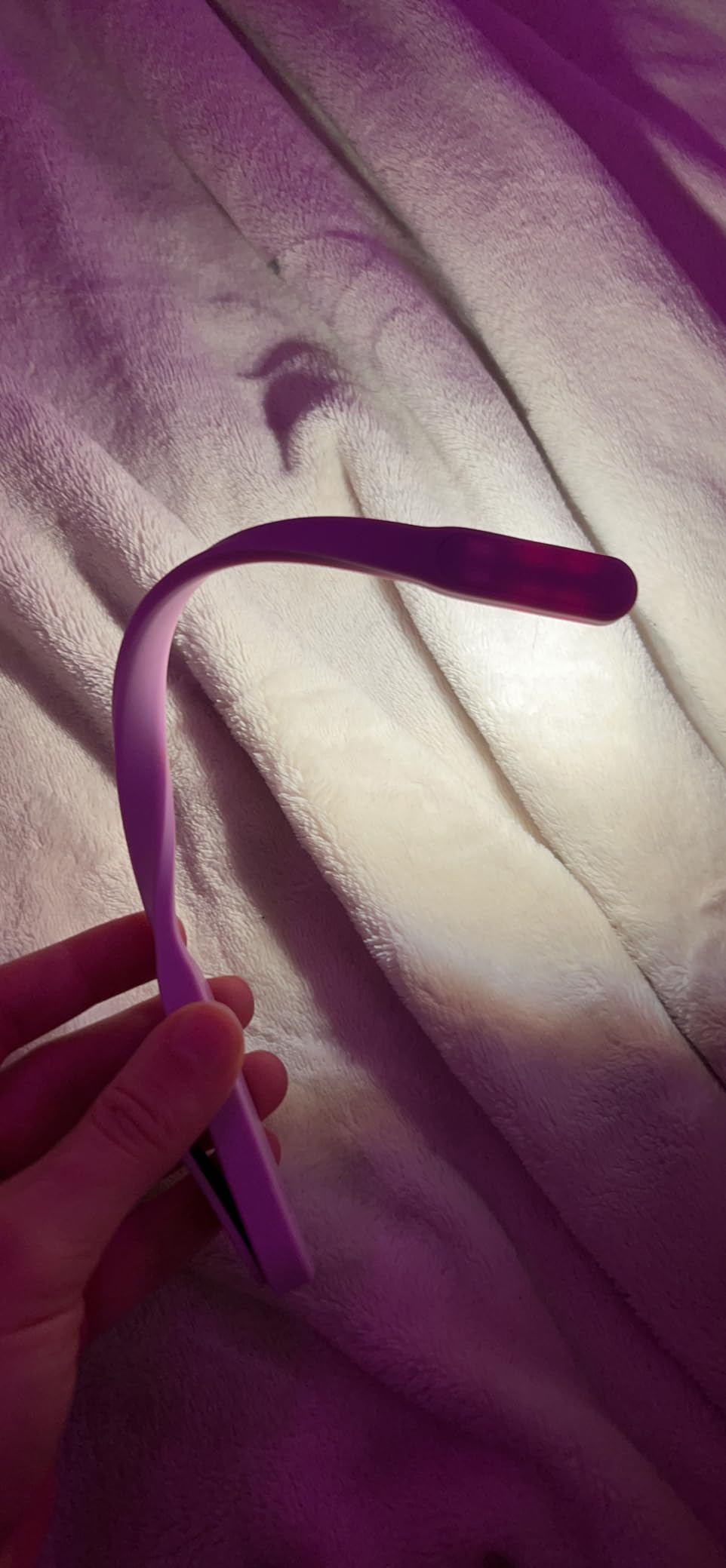 The Original Mighty Bright Recharge Clip On Rechargeable Book Light Reading Light, Warm Eye Care LEDs, Flexible, Durable, Dimmable, Perfect for Kids, Bookworms, Reading in Bed, Lasts 60 Hours (White) Customer Review The Original Mighty Bright Recharge Clip On Rechargeable Book Light Reading Light, Warm Eye Care LEDs, Flexible, Durable, Dimmable, Perfect for Kids, Bookworms, Reading in Bed, Lasts 60 Hours (White) - Customer Photo 2