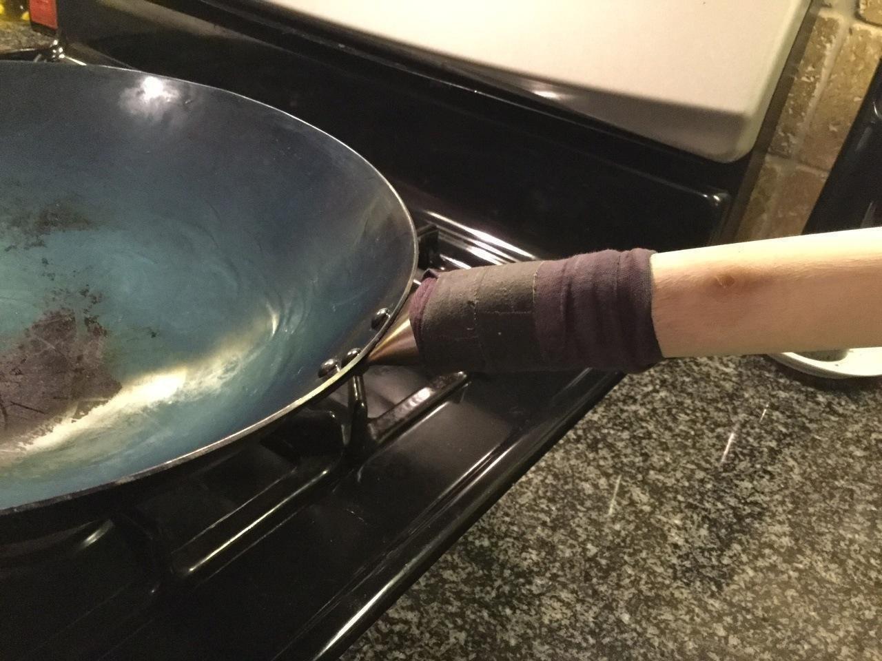 Craft Wok Traditional Hand Hammered Chinese Carbon Steel Wok with Wooden and Steel Helper Handle (14 Inch, Round Bottom Pow Wok Pan) / 731W88 Customer Review Craft Wok Traditional Hand Hammered Chinese Carbon Steel Wok with Wooden and Steel Helper Handle (14 Inch, Round Bottom Pow Wok Pan) / 731W88 - Customer Photo 1
