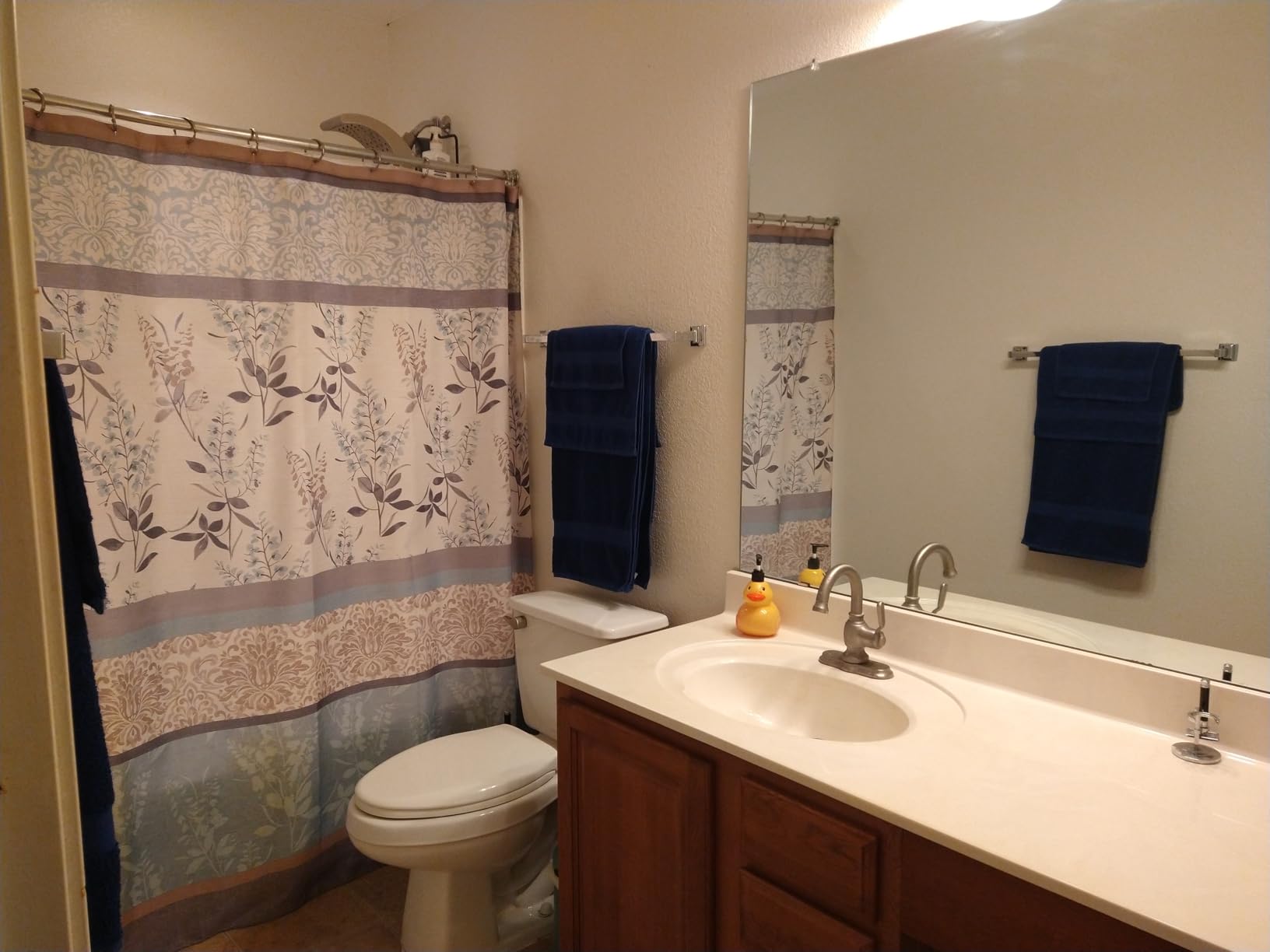 Amazon Basics 6 Piece Oversized Fade resistant Towel set, 100% Cotton towels for bathroom, soft and absorbent, 2 Bath Towels, 2 Hand Towels and 2 Washcloths bathroom towel set, Navy Blue Customer Review Amazon Basics 6 Piece Oversized Fade resistant Towel set, 100% Cotton towels for bathroom, soft and absorbent, 2 Bath Towels, 2 Hand Towels and 2 Washcloths bathroom towel set, Navy Blue - Customer Photo 1