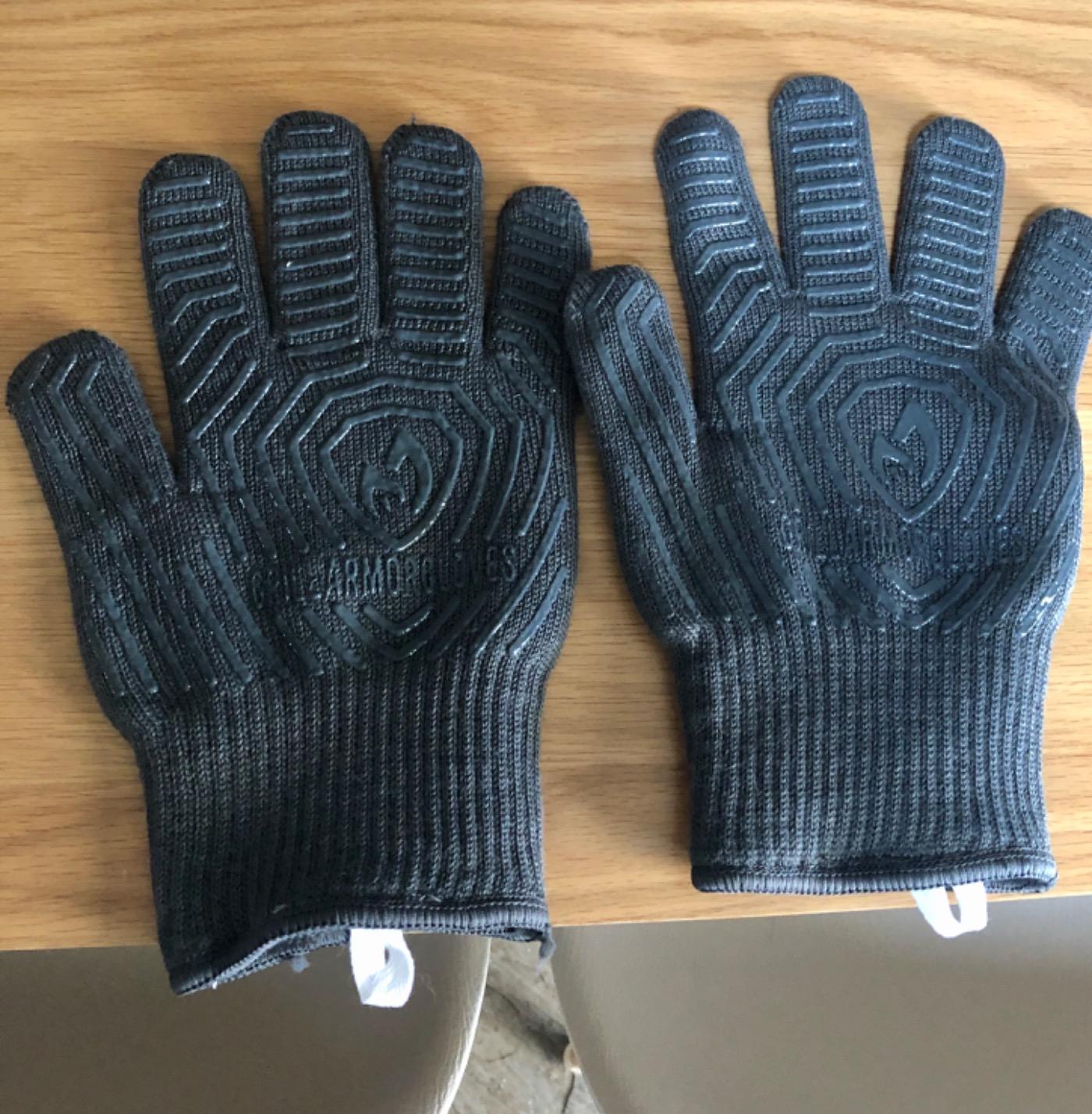 Grill Armor Oven Gloves – 932°F Heat, Fire & Cut Resistant Mitts for BBQ, Grill, Cooking, Grilling, Baking, Smoker & Fire Pit Customer Review Grill Armor Oven Gloves – 932°F Heat, Fire & Cut Resistant Mitts for BBQ, Grill, Cooking, Grilling, Baking, Smoker & Fire Pit - Customer Photo 5