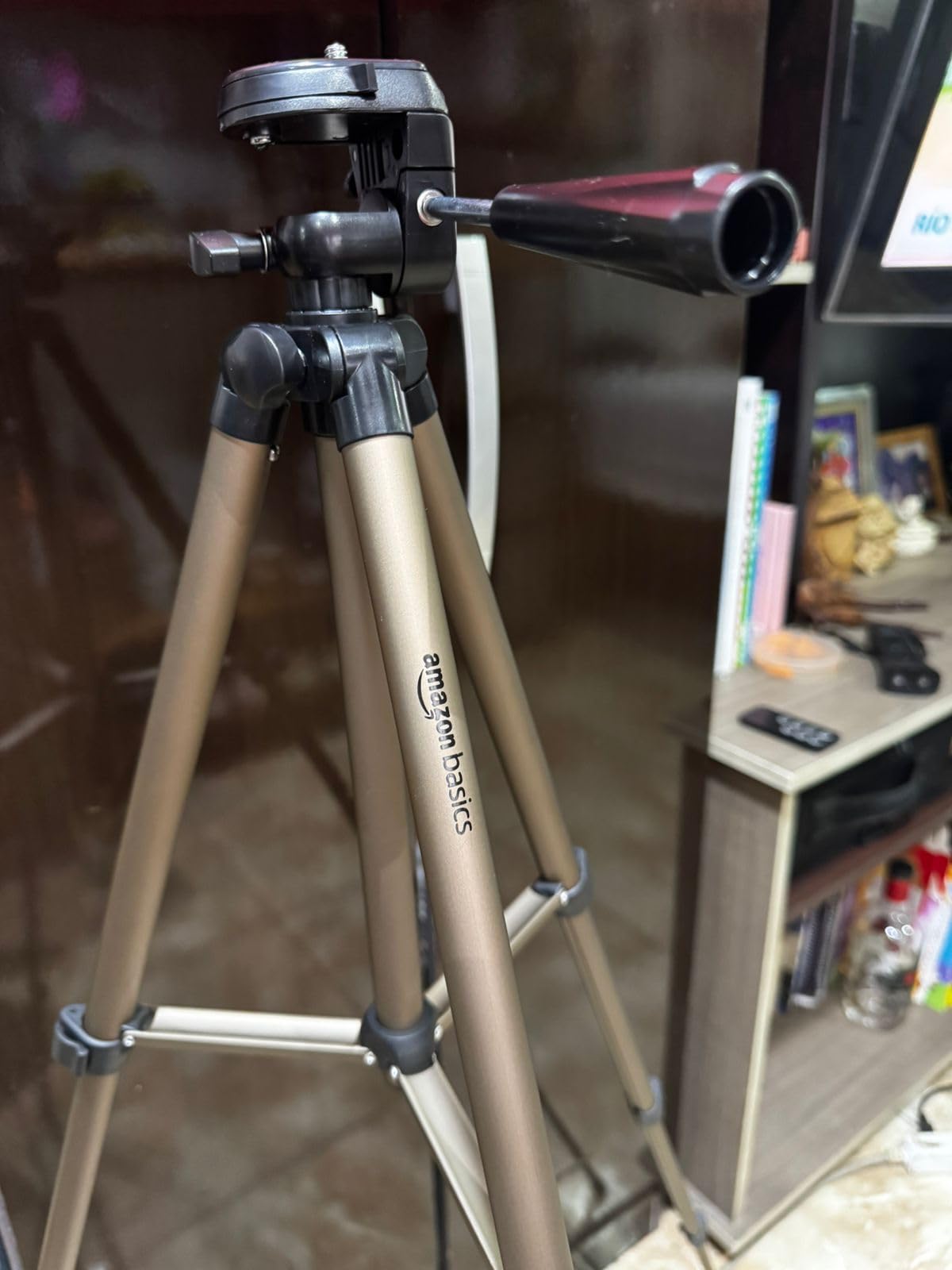 Amazon Basics 50-inch Lightweight Portable Camera Mount Tripod Stand with Bag, for Travel Photography, Champagne Customer Review Amazon Basics 50-inch Lightweight Portable Camera Mount Tripod Stand with Bag, for Travel Photography, Champagne - Customer Photo 1