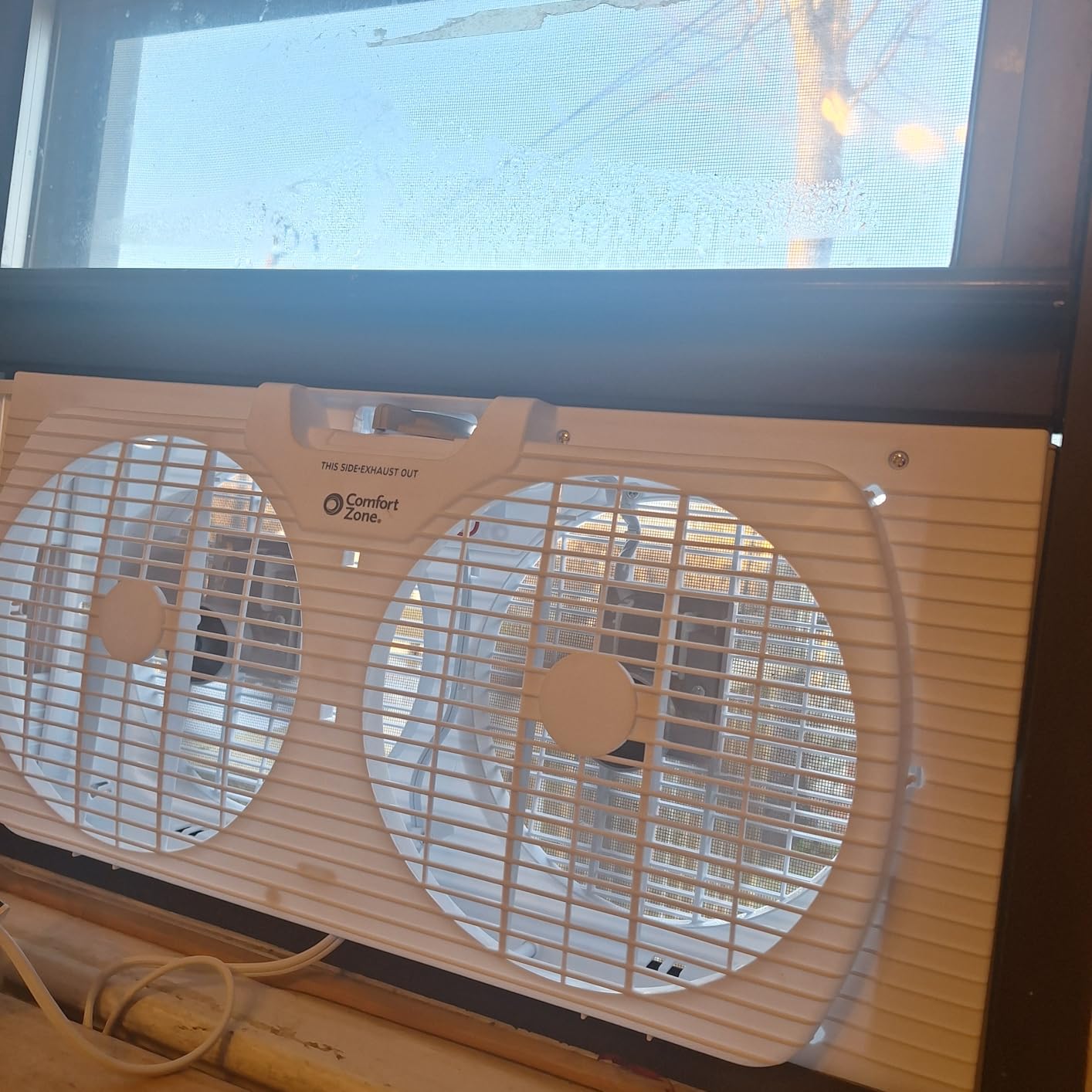 Comfort Zone Twin Window Fan with Reversible Airflow Control, 9 inch, Auto-Locking Expanders, 2 Speed Fan, Dual Fan, Exhaust, Airflow 9.84 ft/sec customer photo 1