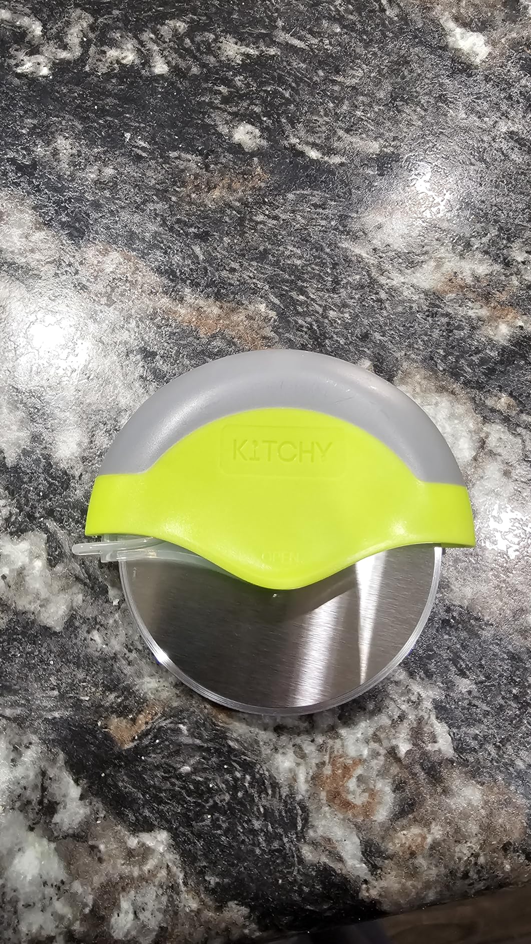 Kitchy Pizza Cutter Wheel with Protective Blade Cover, Ergonomic Pizza Slicer (Green) Customer Review Kitchy Pizza Cutter Wheel with Protective Blade Cover, Ergonomic Pizza Slicer (Green) - Customer Photo 2