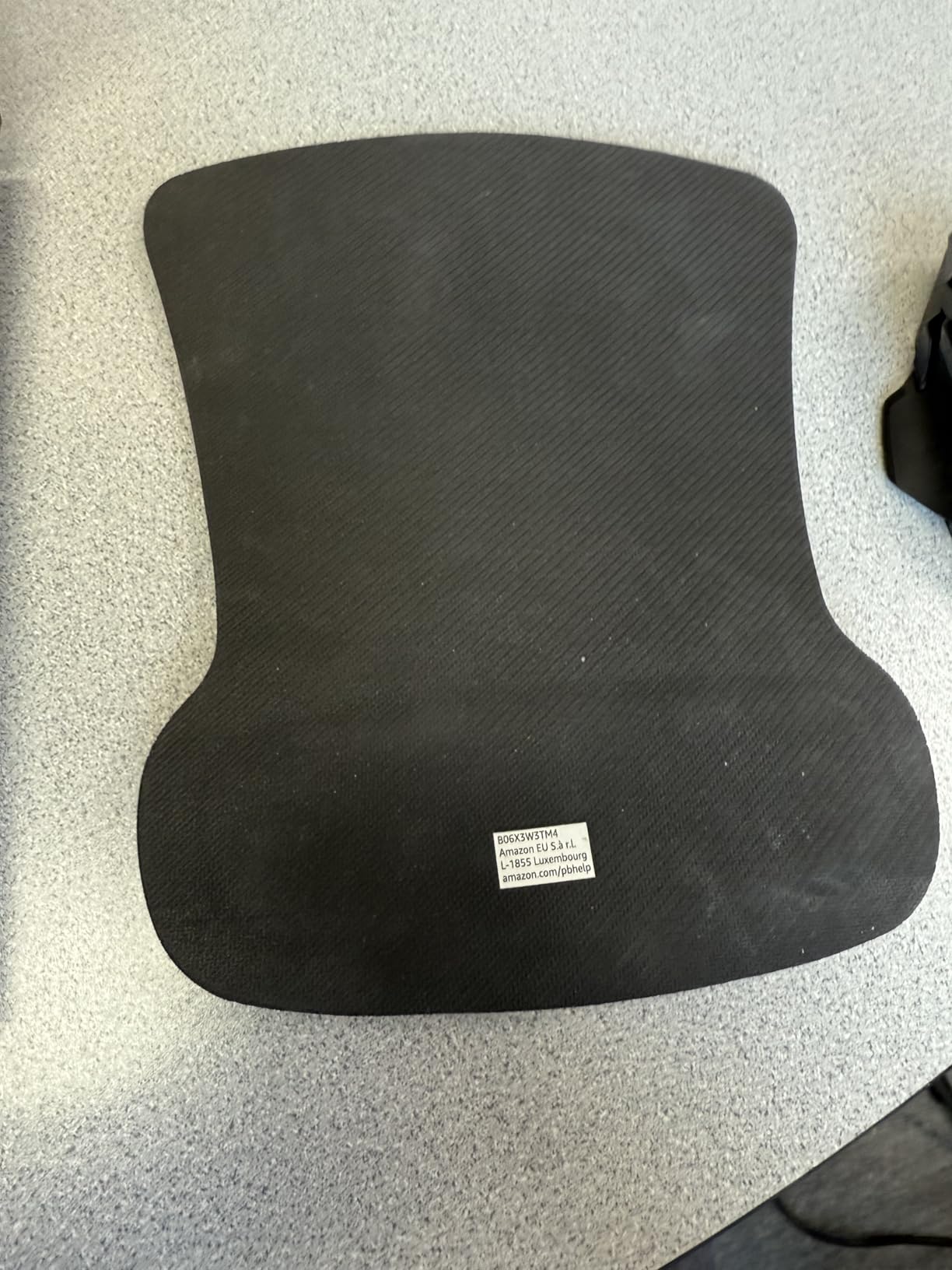 Amazon Basics Irregular Ergonomic Gel Computer Mouse Pad with Wrist Rest for Pain Relief, 10.1L x 8.1W inches, Black - Customer Photo 1