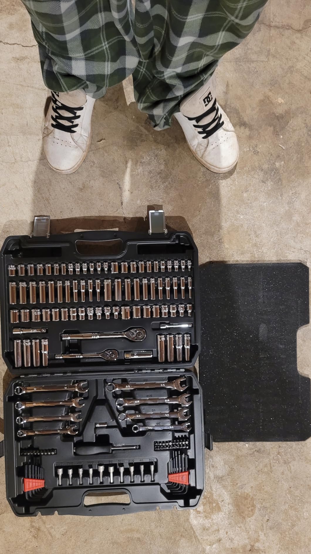 Amazon Basics Mechanic's Socket Tool Set With Case, SAE and Metric Sizes, 201-Piece - Customer Photo 1