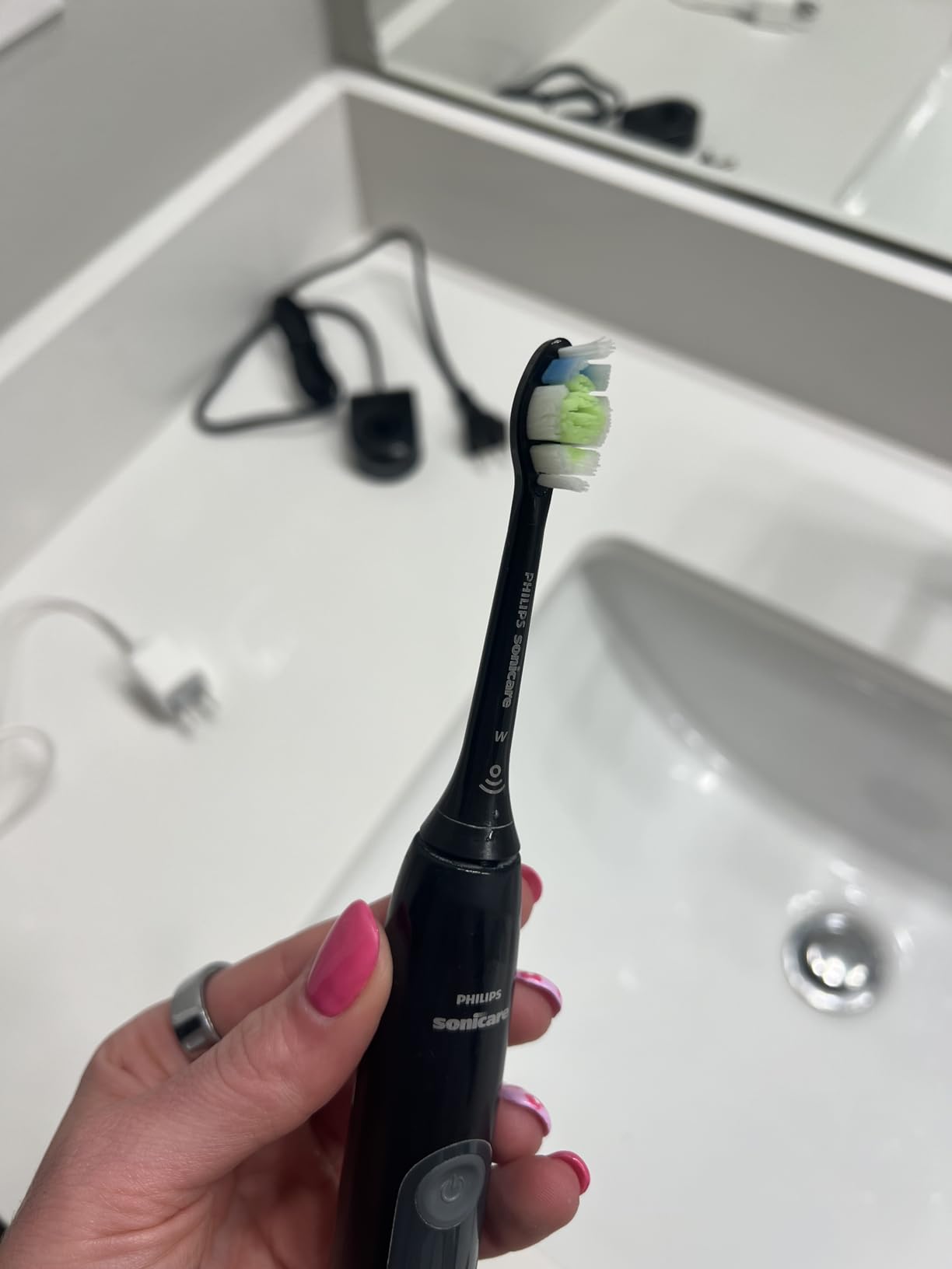 Philips Sonicare W DiamondClean - Genuine Premium Replacement Electric Toothbrush Heads for Whitening, Black, 2 Pack, HX6062/95 Customer Review Philips Sonicare W DiamondClean - Genuine Premium Replacement Electric Toothbrush Heads for Whitening, Black, 2 Pack, HX6062/95 - Customer Photo 3