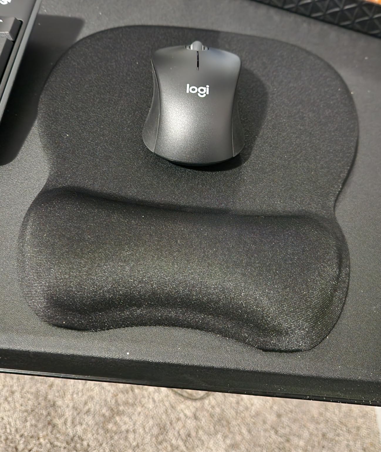 MROCO Ergonomic Mouse Pad with Gel Wrist Rest, Smooth Wrist Support Surface, Non-Slip PU Base for Pain Relief, Comfortable Mousepad for Computer, Laptop, Office & Home, 9.4 x 8.1 in, Black - Customer Photo 1