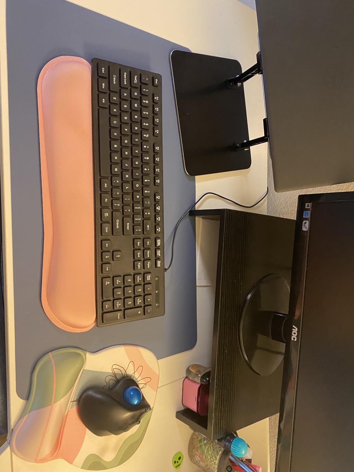 MROCO Ergonomic Mouse Pad with Gel Wrist Rest, Smooth Wrist Support Surface, Non-Slip PU Base for Pain Relief, Comfortable Mousepad for Computer, Laptop, Office & Home, 9.4 x 8.1 in, Black - Customer Photo 2
