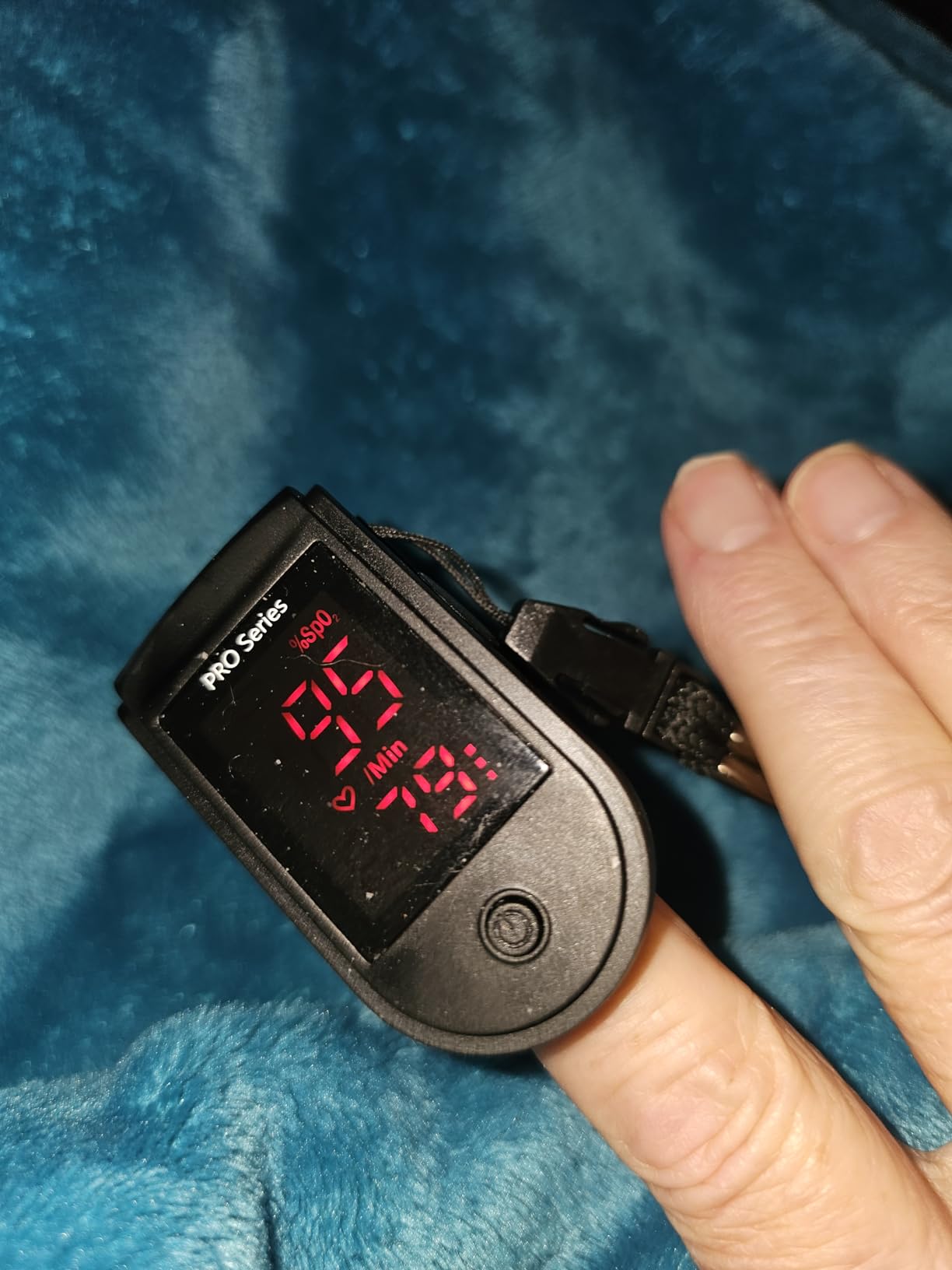 Zacurate 500 Series Fingertip Pulse Oximeter Blood Oxygen Saturation Monitor with Silicon Cover, Batteries and Lanyard (Royal Black) customer photo 2