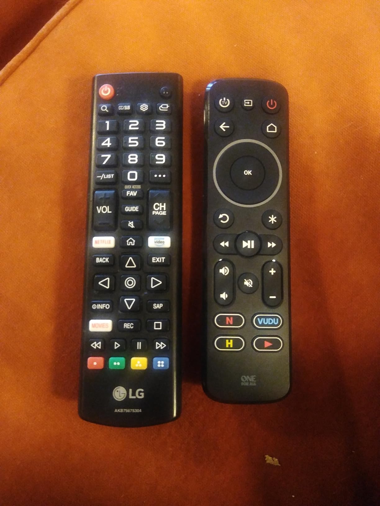 One For All Streamer Remote (New, in Retail Packaging) – Controls up to 3 Devices - (IR) - Control Your Streamer Box, TV and Sound bar – Learning Feature - Backlit Keys - Black – URC7935 - Customer Photo 1
