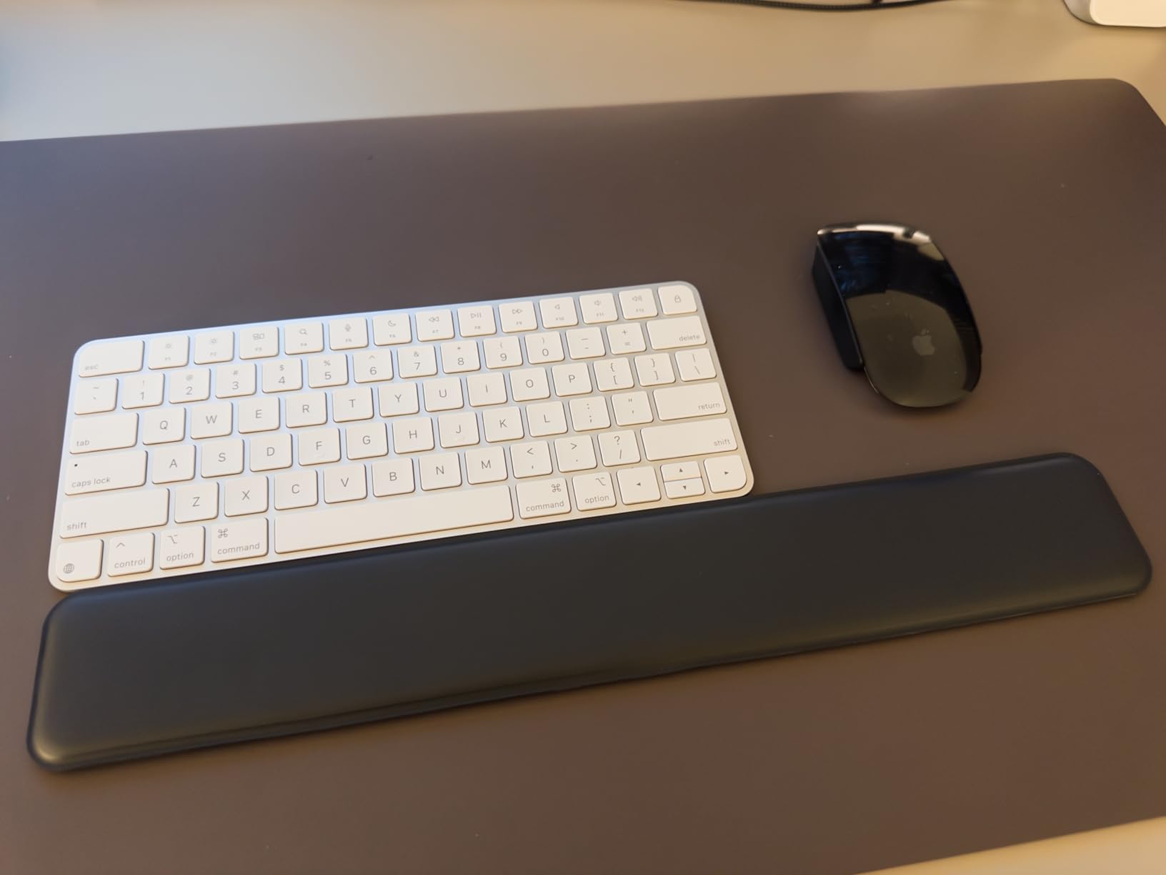 Logitech Palm Rest for MX Keys, Premium,USB Connectivity, No-Slip Support for Hours of Comfortable Typing, Black Customer Review Logitech Palm Rest for MX Keys, Premium,USB Connectivity, No-Slip Support for Hours of Comfortable Typing, Black - Customer Photo 1