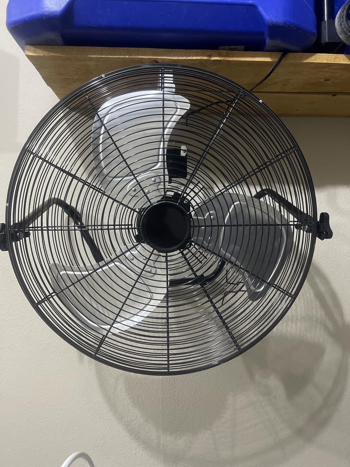 Amazon Basics 20 inch High Velocity Industrial Cooling Floor Fan with 3 Speeds, Tilt Head, ETL-Listed Safety Compliance, Metal Housing and Blades, for Commercial Space/Garage/Gym, 125W, Black customer photo 2