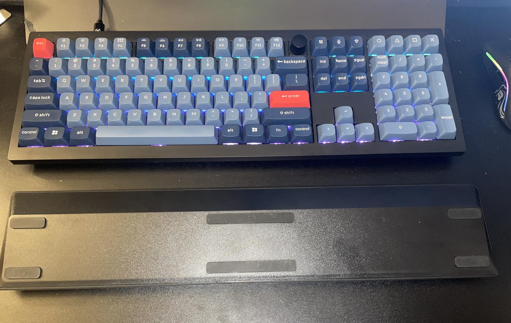 Razer Ergonomic Wrist Rest Pro for Full-Sized Keyboards: Cooling Gel Infused - Anti-Slip Rubber Base - Angled Incline - Classic Black Customer Review Razer Ergonomic Wrist Rest Pro for Full-Sized Keyboards: Cooling Gel Infused - Anti-Slip Rubber Base - Angled Incline - Classic Black - Customer Photo 1
