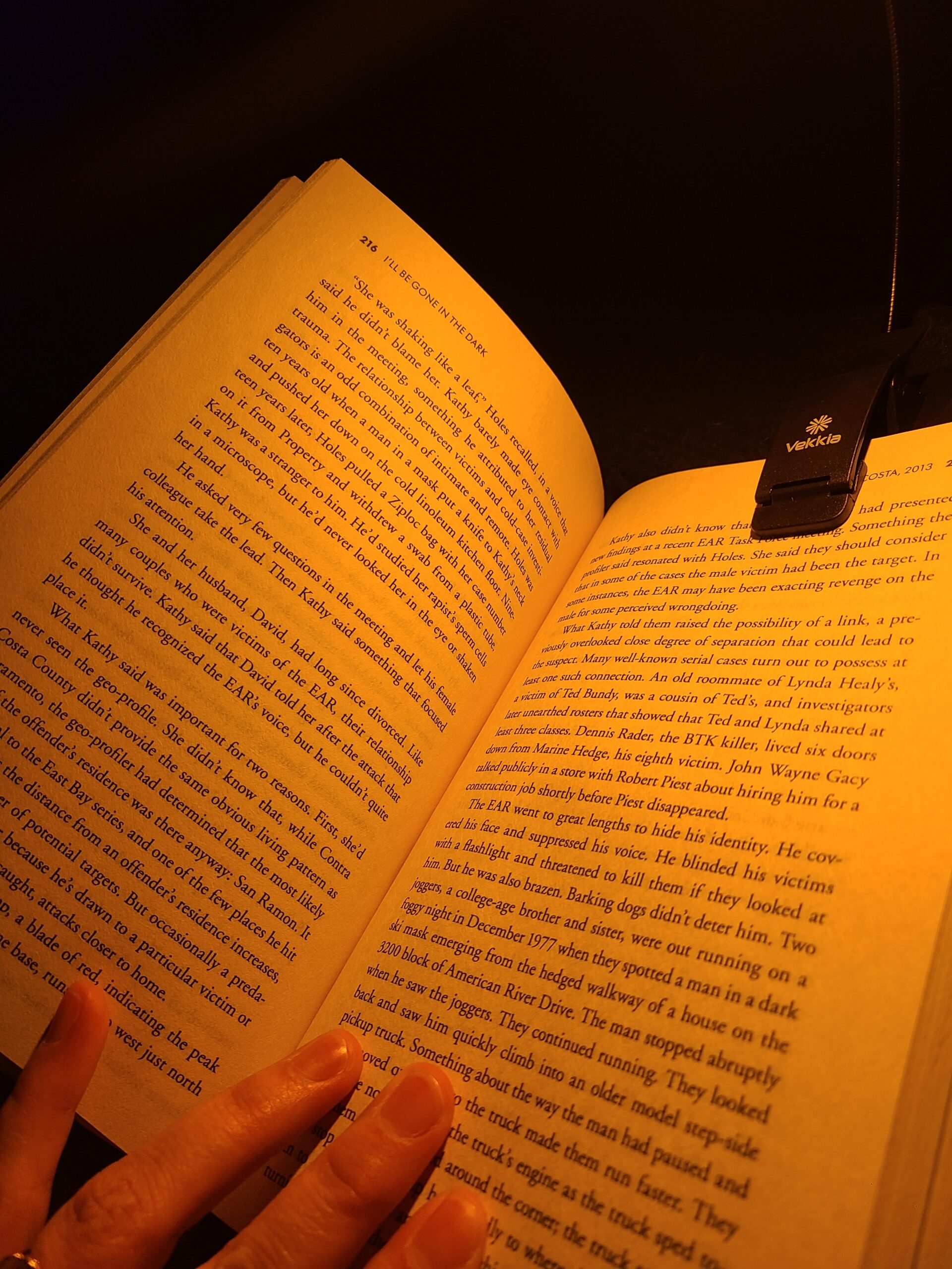 Vekkia Amber Rechargeable 7-LED Eye-Care Book Light with Blue-Light Blocking, 3 Levels, 1600K for Eye-Friendly Use. Offers Up to 70 Hours of Reading Customer Review Vekkia Amber Rechargeable 7-LED Eye-Care Book Light with Blue-Light Blocking, 3 Levels, 1600K for Eye-Friendly Use. Offers Up to 70 Hours of Reading - Customer Photo 1