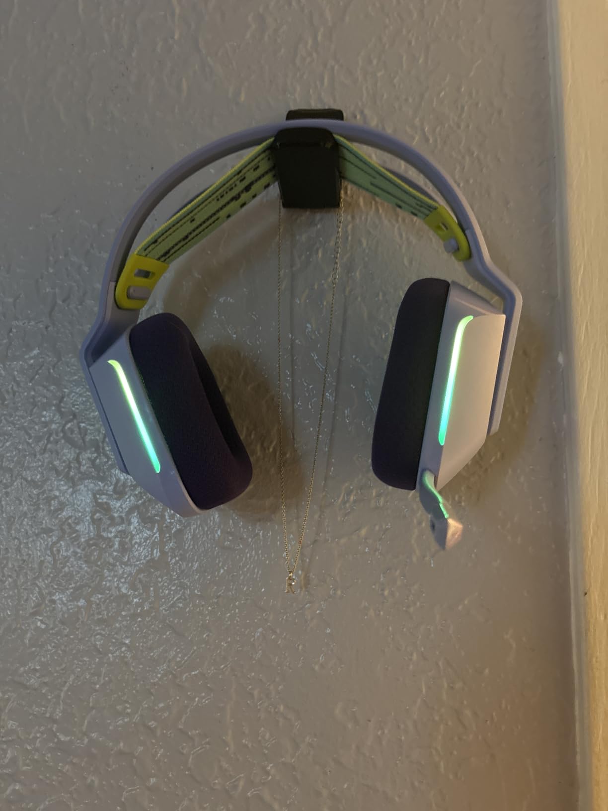 Logitech G733 Lightspeed Wireless Gaming Headset, Suspension Headband, Lightsync RGB, Blue VO!CE Mic, PRO-G Audio – Black, Gaming Headset Wireless, PC, PS5, PS4, Switch Compatible - Customer Photo 4