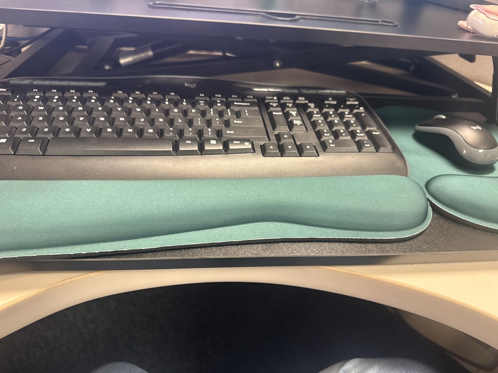 KTRIO Ergonomic Keyboard Wrist Rest and Mouse Pad with Wrist Rest Set, Memory Foam Wrist Support for Typing, Gaming, Office and Home Use, Black Customer Review KTRIO Ergonomic Keyboard Wrist Rest and Mouse Pad with Wrist Rest Set, Memory Foam Wrist Support for Typing, Gaming, Office and Home Use, Black - Customer Photo 2