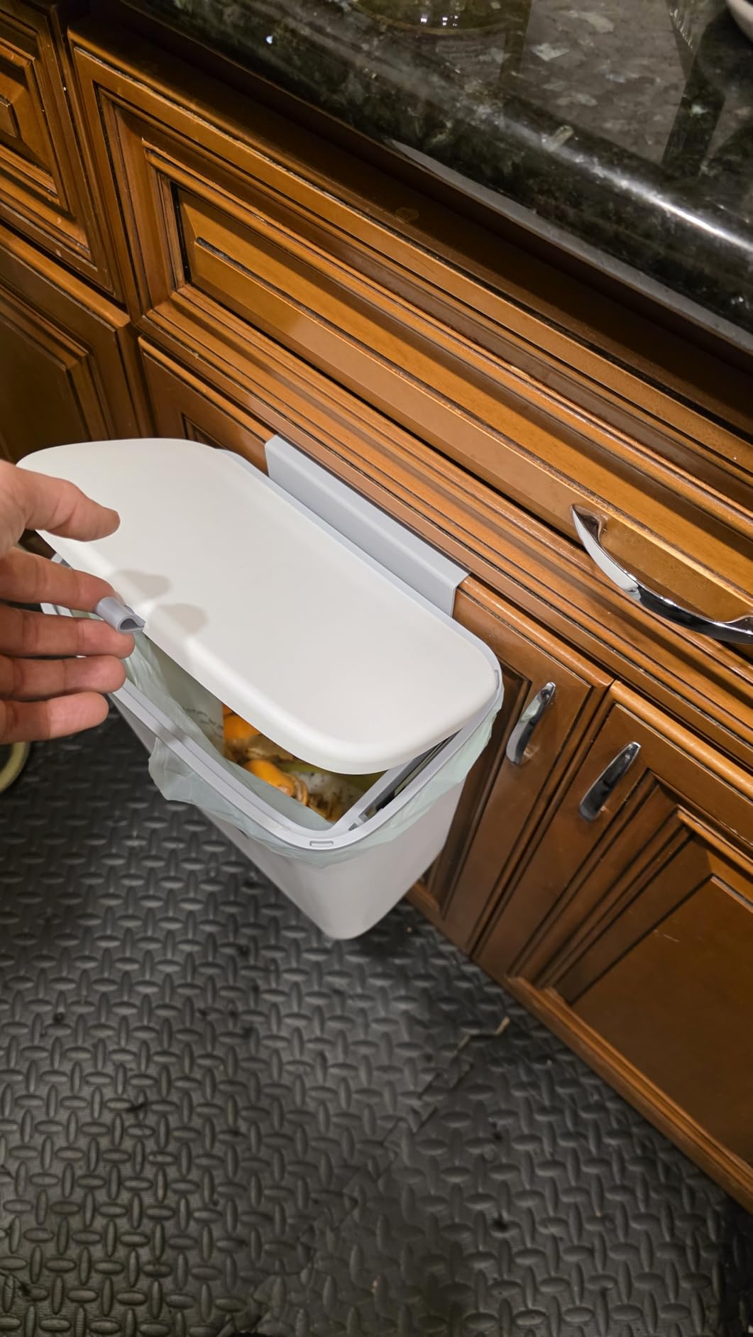 Tiyafuro 2.4 Gallon Kitchen Compost Bin for Counter Top or Under Sink, Hanging Small Trash Can with Lid for Cupboard/Bathroom/Bedroom/Office/Camping, Mountable Indoor Compost Bucket, Gray - Customer Photo 2
