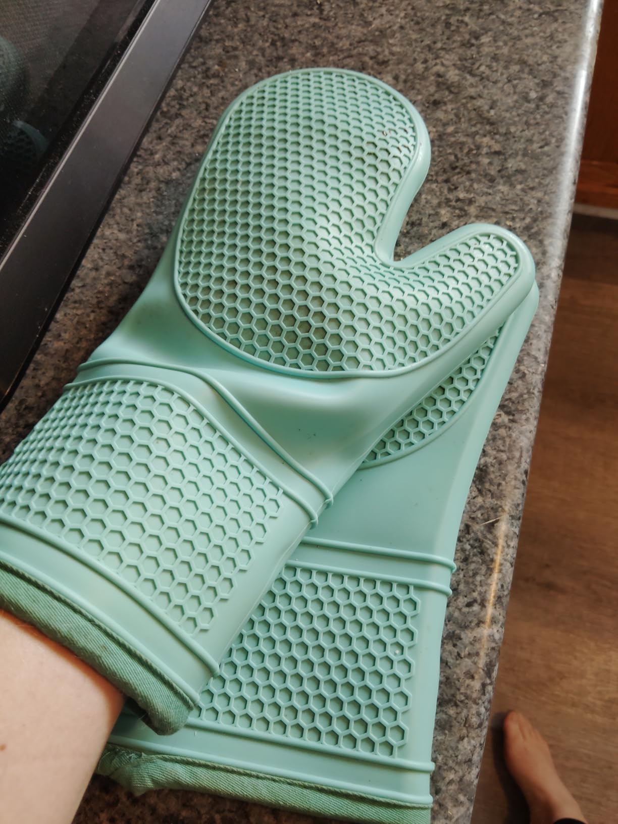 GORILLA GRIP BPA-Free Soft Silicone Oven Mitts and Pot Holders Sets of 4, Heat Resistant Waterproof Cooking Gloves, Thick Cotton Lining, Flexible Gripping for Baking Grilling, Kitchen Trivets, Black Customer Review GORILLA GRIP BPA-Free Soft Silicone Oven Mitts and Pot Holders Sets of 4, Heat Resistant Waterproof Cooking Gloves, Thick Cotton Lining, Flexible Gripping for Baking Grilling, Kitchen Trivets, Black - Customer Photo 2