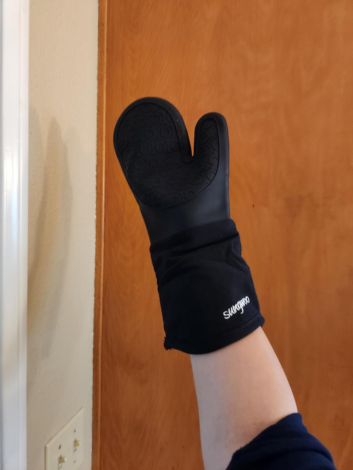 sungwoo Extra Long Silicone Oven Mitts, Heat Resistant Oven Gloves with Quilted Liner Non-Slip Textured Grip Perfect for BBQ, Baking, Cooking and Grilling - 1 Pair 14.6 Inch Black Customer Review sungwoo Extra Long Silicone Oven Mitts, Heat Resistant Oven Gloves with Quilted Liner Non-Slip Textured Grip Perfect for BBQ, Baking, Cooking and Grilling - 1 Pair 14.6 Inch Black - Customer Photo 3