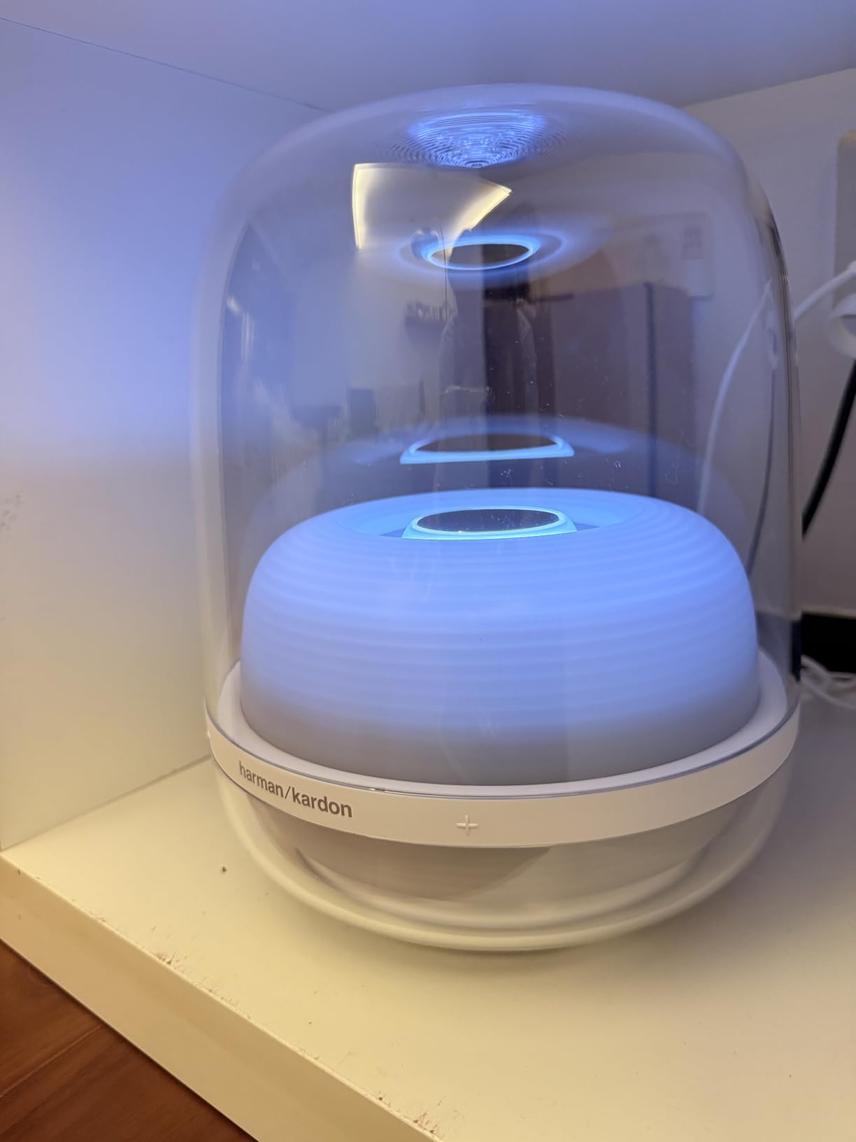 Harman Kardon SoundSticks 4-2.1 Bluetooth Speaker System with Deep Bass and Inspiring Industrial Design (White) Customer Review Harman Kardon SoundSticks 4-2.1 Bluetooth Speaker System with Deep Bass and Inspiring Industrial Design (White) - Customer Photo 1