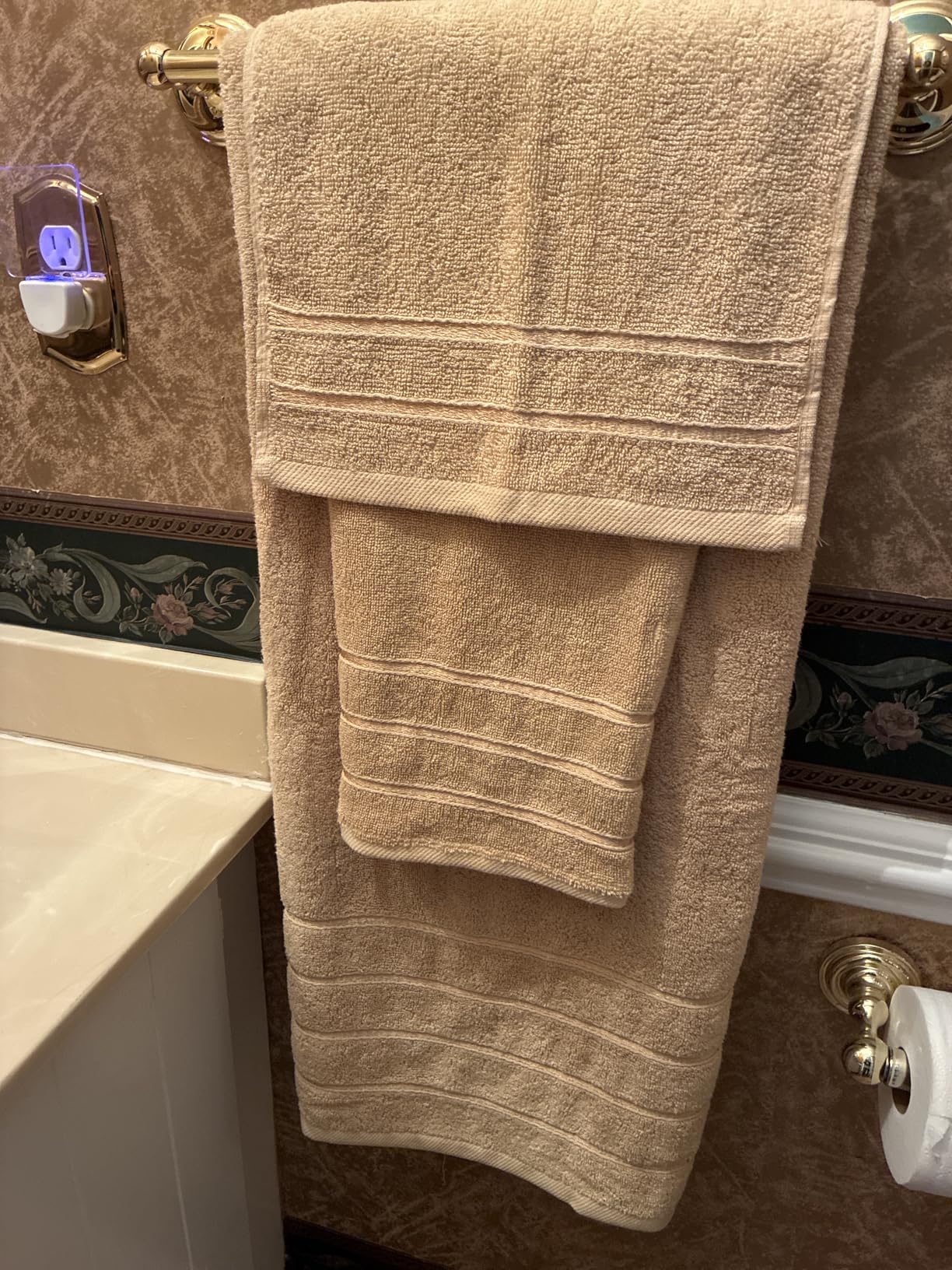 Utopia Towels 8 Piece Luxury Towel Set, 2 Bath, 2 Hand, and 4 Wash Cloths, 600 GSM Ring Spun Cotton, Highly Absorbent Viscose Stripe Towels, Ideal for Everyday use, Cool Grey Customer Review Utopia Towels 8 Piece Luxury Towel Set, 2 Bath, 2 Hand, and 4 Wash Cloths, 600 GSM Ring Spun Cotton, Highly Absorbent Viscose Stripe Towels, Ideal for Everyday use, Cool Grey - Customer Photo 2