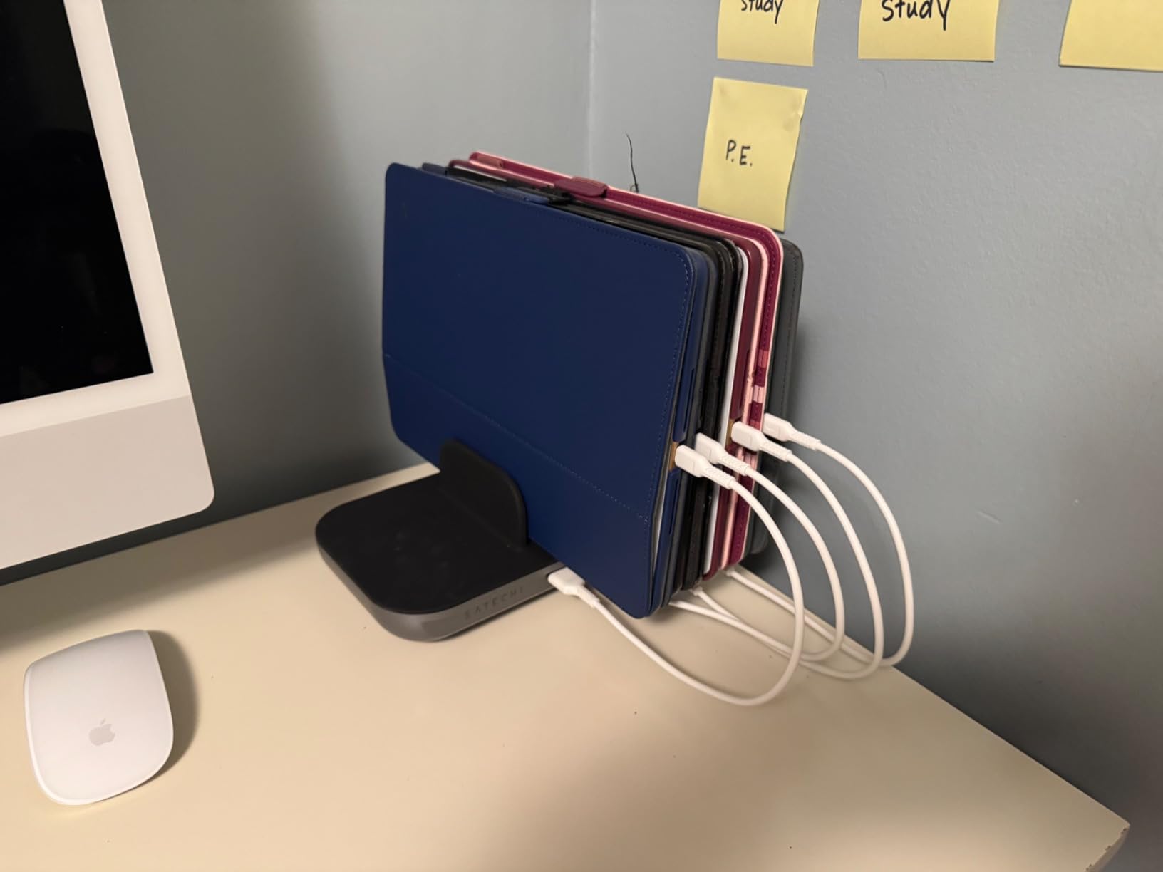 Satechi Multi Device Charging Station with Wireless Charging - for iPad Air/Pro M5/M4/M3/M2/M1, MacBook Air/Pro M5/M4/M3/M2/M1, iPhone 17 to 12 Series, AirPods, AirPods Pro, Apple Watch, and More - Customer Photo 1