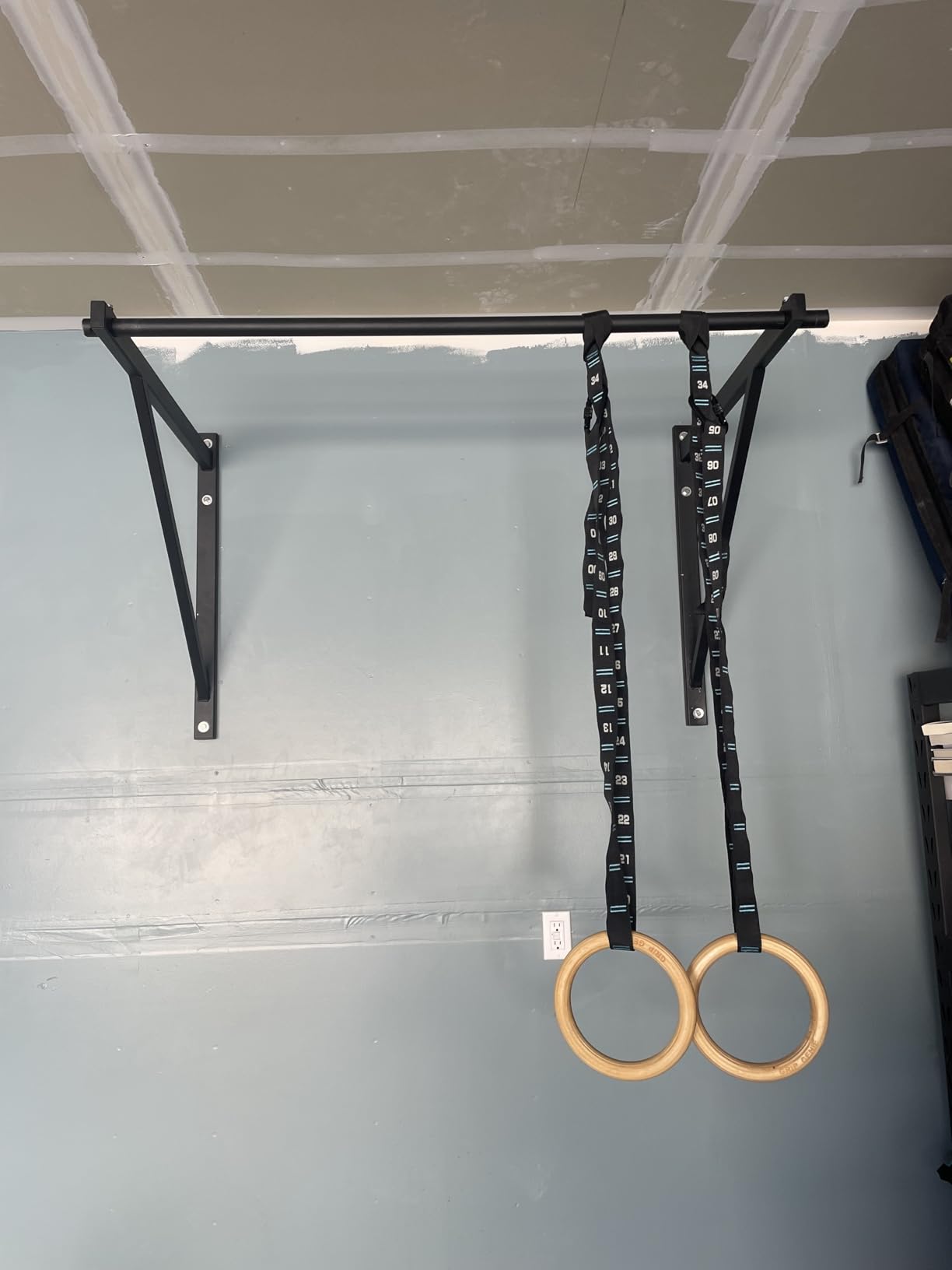Titan Fitness Ceiling Wall-Mount Pull-Up Bar, Chin Up Bar, Rated 500 LB, Gym Workout Fitness Pro Mount Customer Review Titan Fitness Ceiling Wall-Mount Pull-Up Bar, Chin Up Bar, Rated 500 LB, Gym Workout Fitness Pro Mount - Customer Photo 1