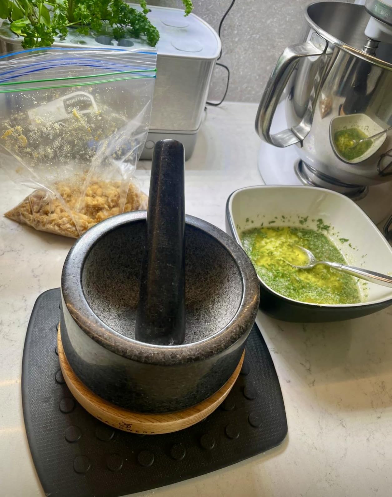 WALDWERK Mortar and Pestle - Mortar and Pestle Set with Anti-Scratch Oak Wood Base - Mortar with Extra Large Pestle Made of Natural Granite - Large Mortar and Pestle - Ideal for Guacamole Customer Review WALDWERK Mortar and Pestle - Mortar and Pestle Set with Anti-Scratch Oak Wood Base - Mortar with Extra Large Pestle Made of Natural Granite - Large Mortar and Pestle - Ideal for Guacamole - Customer Photo 2