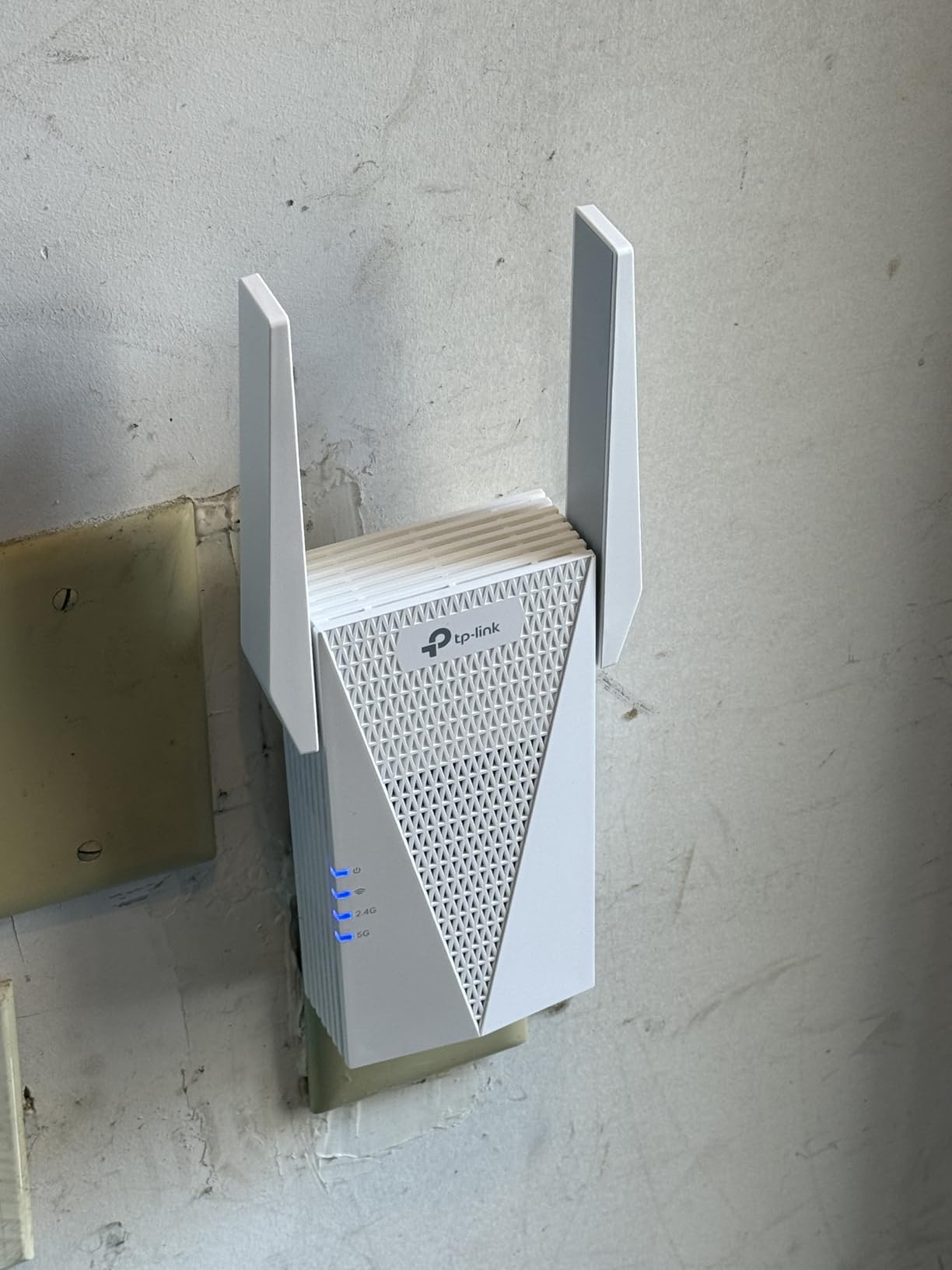 TP-Link AX3000 WiFi 6 Range Extender | PCMag Editor's Choice | Dual-Band Wireless Repeater w/Ethernet Port | Up to 2400 Sq. Ft., 64 Devices | Internet Signal Booster | APP Setup | EasyMesh (RE715X) customer photo 2