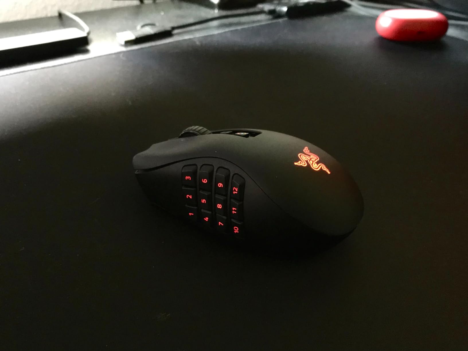 Razer Naga V2 HyperSpeed Wireless MMO Gaming Mouse: 19 Programmable Buttons - HyperScroll Technology - Focus Pro 30K Optical Sensor - Mechanical Mouse Switches Gen-2 - Up to 400 Hr Battery Life customer photo 1