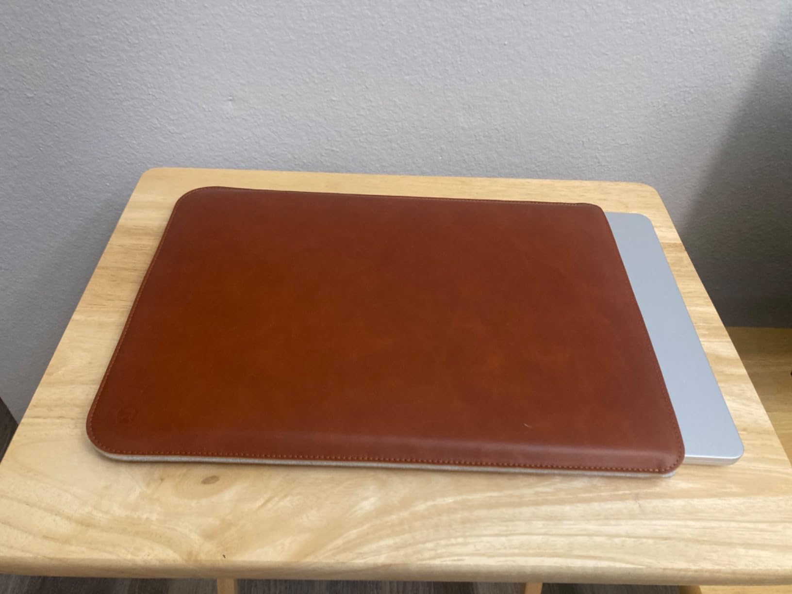 Casemade Real Leather Laptop Sleeve for MacBook Pro & Air Fits 13, 14, 15 & 16 Inch - Genuine Full Grain Leather with Soft Wool Lining (14-inch Pro M1/M2/M3/M4/M5) Customer Review Casemade Real Leather Laptop Sleeve for MacBook Pro & Air Fits 13, 14, 15 & 16 Inch - Genuine Full Grain Leather with Soft Wool Lining (14-inch Pro M1/M2/M3/M4/M5) - Customer Photo 1
