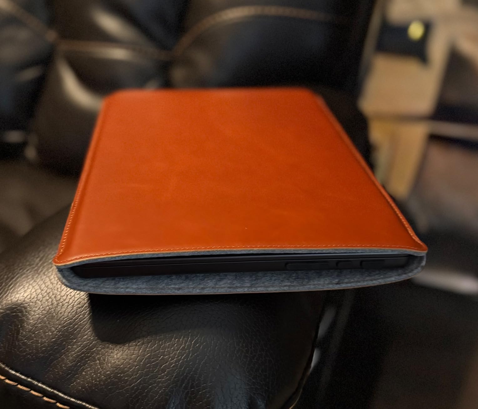 Casemade Real Leather Laptop Sleeve for MacBook Pro & Air Fits 13, 14, 15 & 16 Inch - Genuine Full Grain Leather with Soft Wool Lining (14-inch Pro M1/M2/M3/M4/M5) Customer Review Casemade Real Leather Laptop Sleeve for MacBook Pro & Air Fits 13, 14, 15 & 16 Inch - Genuine Full Grain Leather with Soft Wool Lining (14-inch Pro M1/M2/M3/M4/M5) - Customer Photo 2