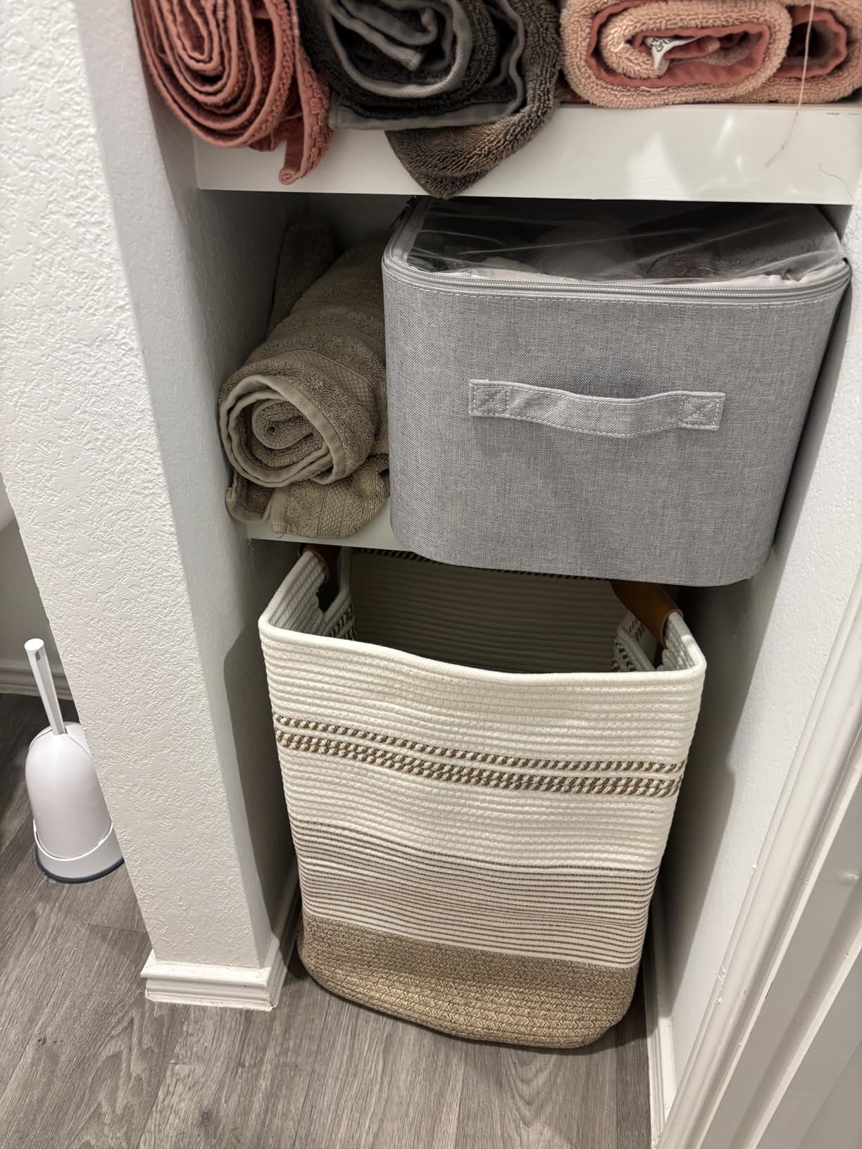 Laundry Hamper Large Laundry Basket with Leather Handles, Decorative Storage Cotton Rope Woven Basket for Blankets, Clothes Hamper for Living Room, Jute & White, 85L Customer Review Laundry Hamper Large Laundry Basket with Leather Handles, Decorative Storage Cotton Rope Woven Basket for Blankets, Clothes Hamper for Living Room, Jute & White, 85L - Customer Photo 2