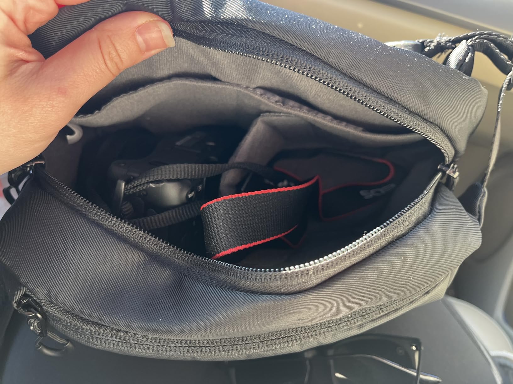 K&F Concept 2 in 1 Sling Bag Everyday Shoulder Bag & Multifunction Photography Crossbody Camera DSLR Backpack Portable Bag Customer Review K&F Concept 2 in 1 Sling Bag Everyday Shoulder Bag & Multifunction Photography Crossbody Camera DSLR Backpack Portable Bag - Customer Photo 4