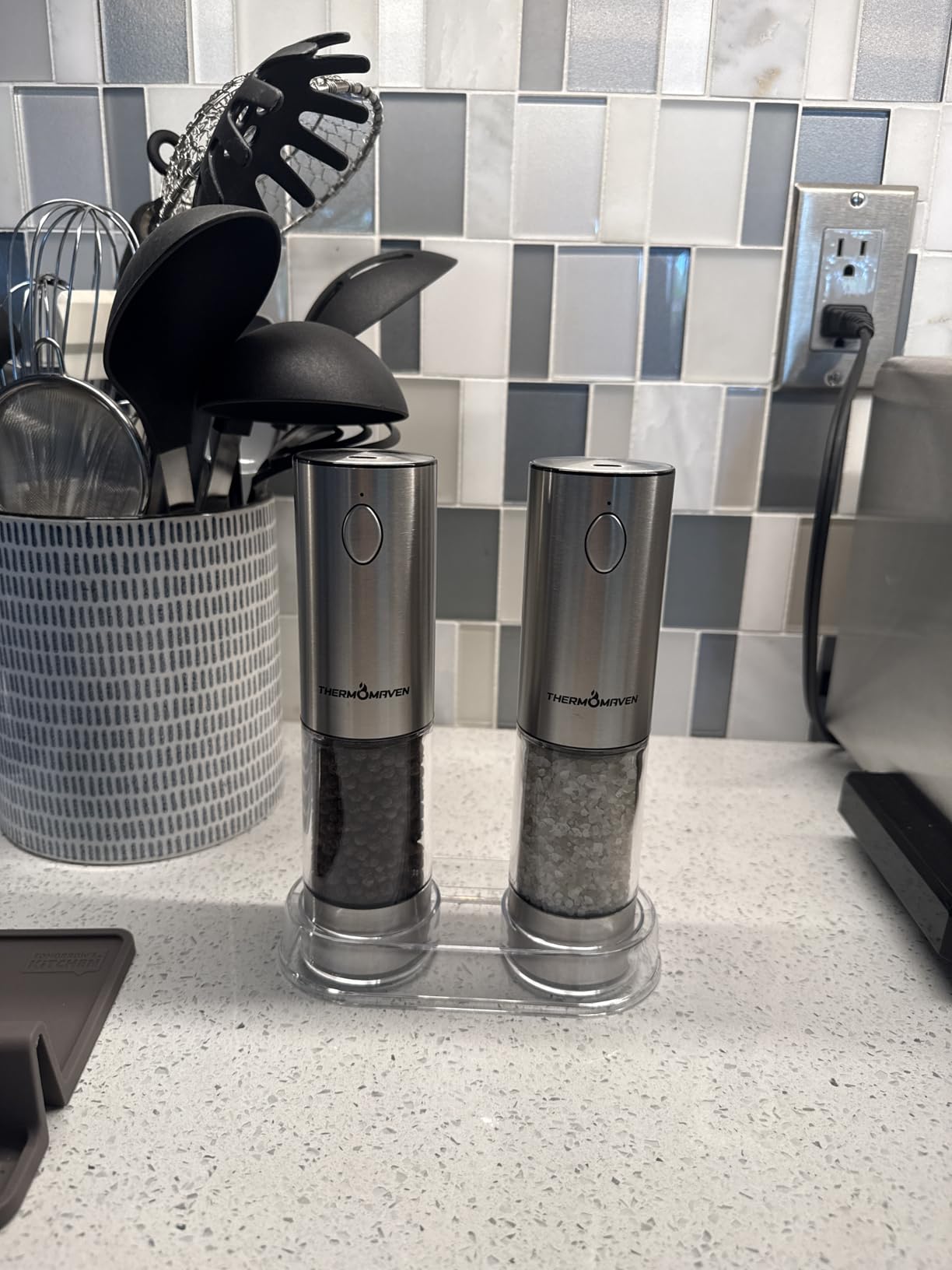 ThermoMaven Upgraded Larger Capacity Electric Salt and Pepper Grinder Set, 110ml Rechargeable Salt and Pepper Shaker with LED light, Stainless Steel Automatic Pepper Mill with 6 Adjustable Coarseness Customer Review ThermoMaven Upgraded Larger Capacity Electric Salt and Pepper Grinder Set, 110ml Rechargeable Salt and Pepper Shaker with LED light, Stainless Steel Automatic Pepper Mill with 6 Adjustable Coarseness - Customer Photo 1