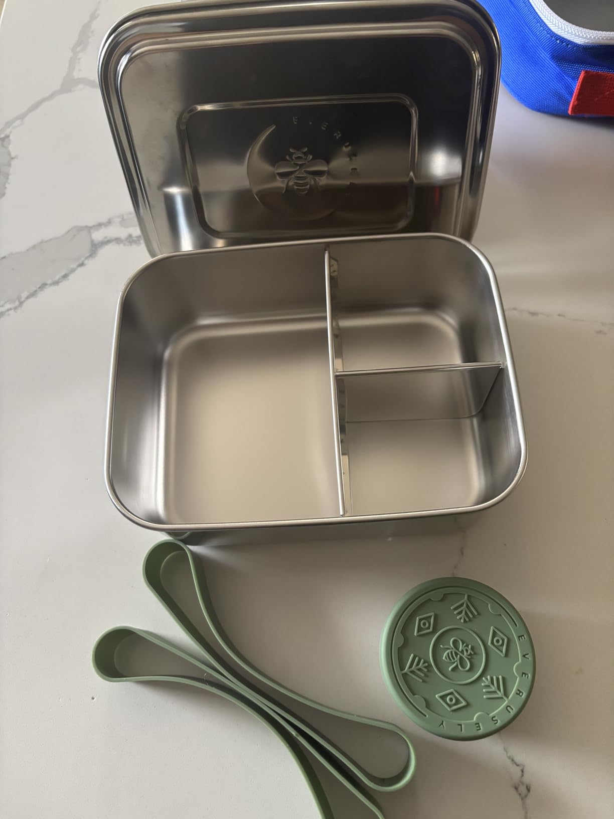 Everusely - Bento Box - Sage, 27oz / 0.8 L - Stainless Steel Lunch Box with Leakproof Condiment Container - 3 Compartment Snack Organizer for On the Go Meals - Freezer & Dishwasher Safe Customer Review Everusely - Bento Box - Sage, 27oz / 0.8 L - Stainless Steel Lunch Box with Leakproof Condiment Container - 3 Compartment Snack Organizer for On the Go Meals - Freezer & Dishwasher Safe - Customer Photo 4