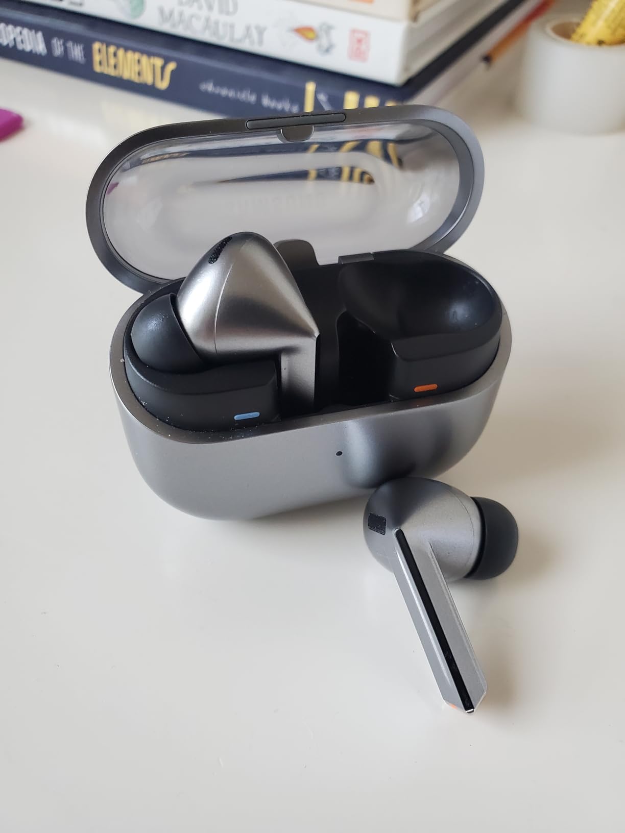 Samsung Galaxy Buds 3 Pro AI True Wireless Bluetooth Earbuds, Noise Cancelling, Sound Optimization, Redesigned Comfort Fit, Silver [US Version, Amazon Exclusive, 2Yr Warranty] customer photo 1