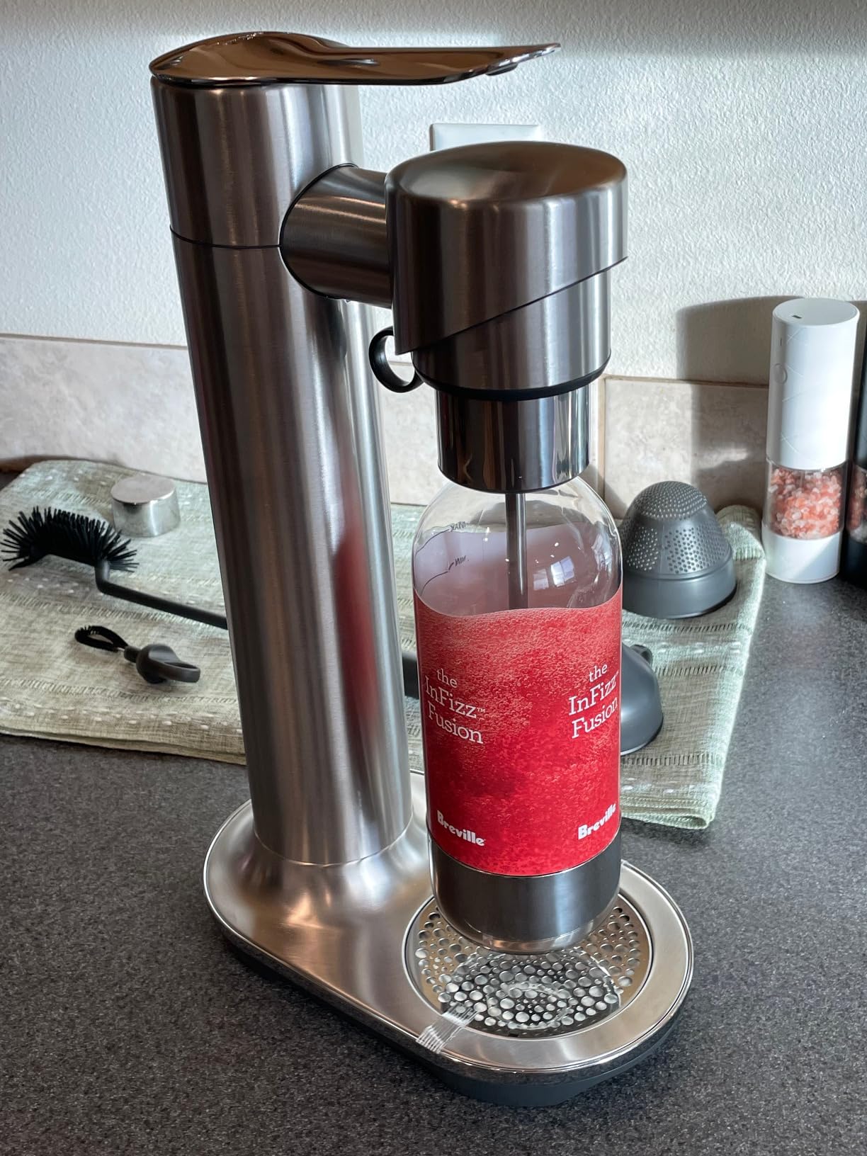 Breville BCA800BSS InFizz Fusion Sparkling Water and Beverage Carbonator, CO2 Cylinder Not Included, Brushed Stainless Steel - Customer Photo 2