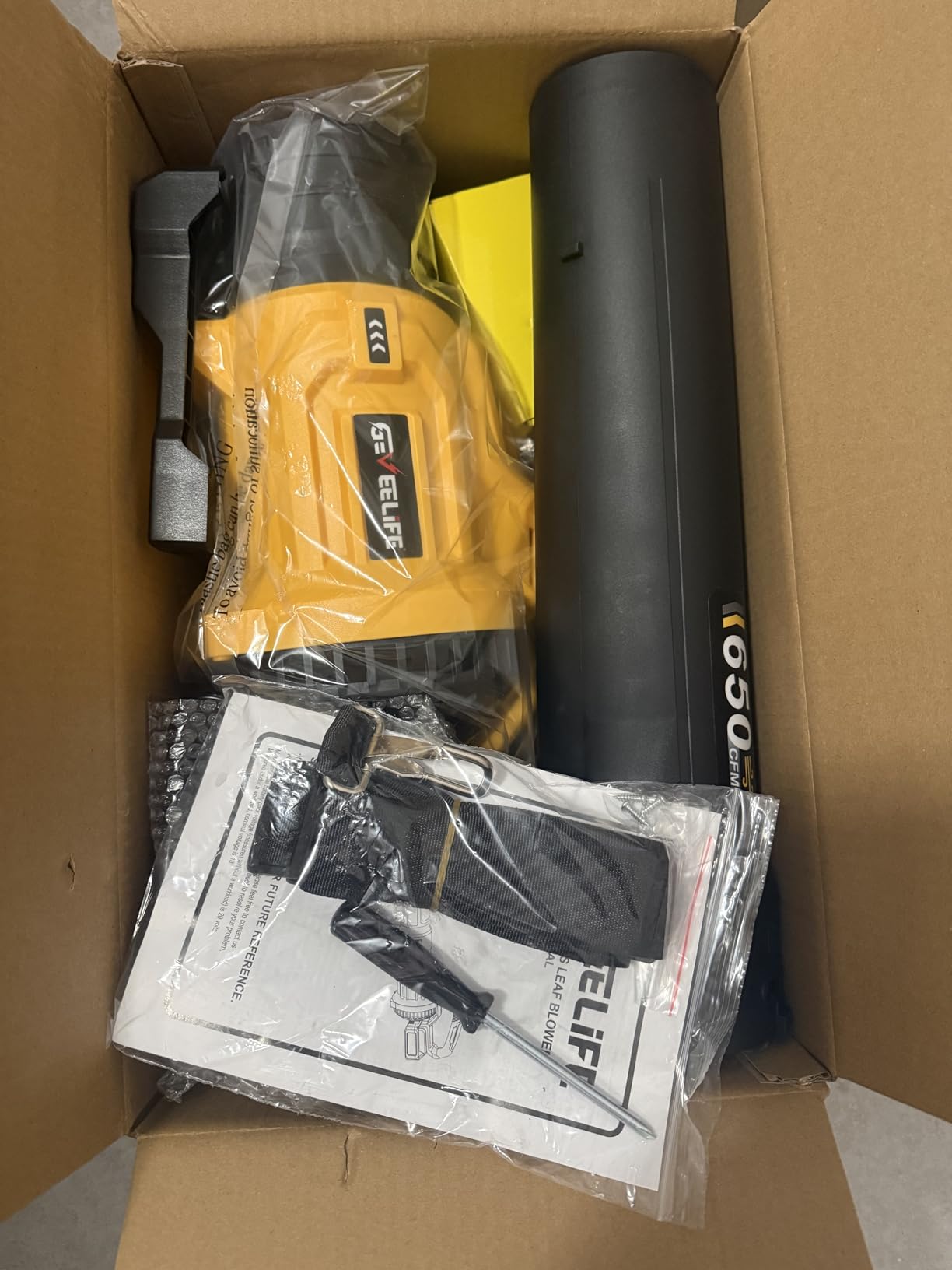 GEVEELIFE Leaf Blower Cordless, 650CFM & 3 Speed Levels, Electric Cordless Leaf Blower with 2 * 5.0Ah Battery Powered, Blowers for Lawn Care, Yard, Blowing Leaves, Dust, Snow Customer Review GEVEELIFE Leaf Blower Cordless, 650CFM & 3 Speed Levels, Electric Cordless Leaf Blower with 2 * 5.0Ah Battery Powered, Blowers for Lawn Care, Yard, Blowing Leaves, Dust, Snow - Customer Photo 5