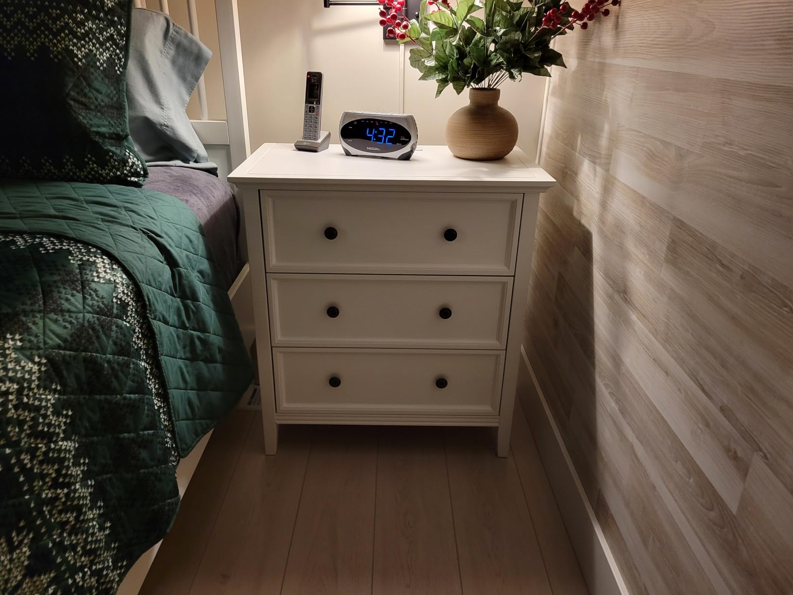 IKENO Solid Wood Nightstand with 3 Drawers and Power Outlet, Tall Bedside Cabinet 16.8