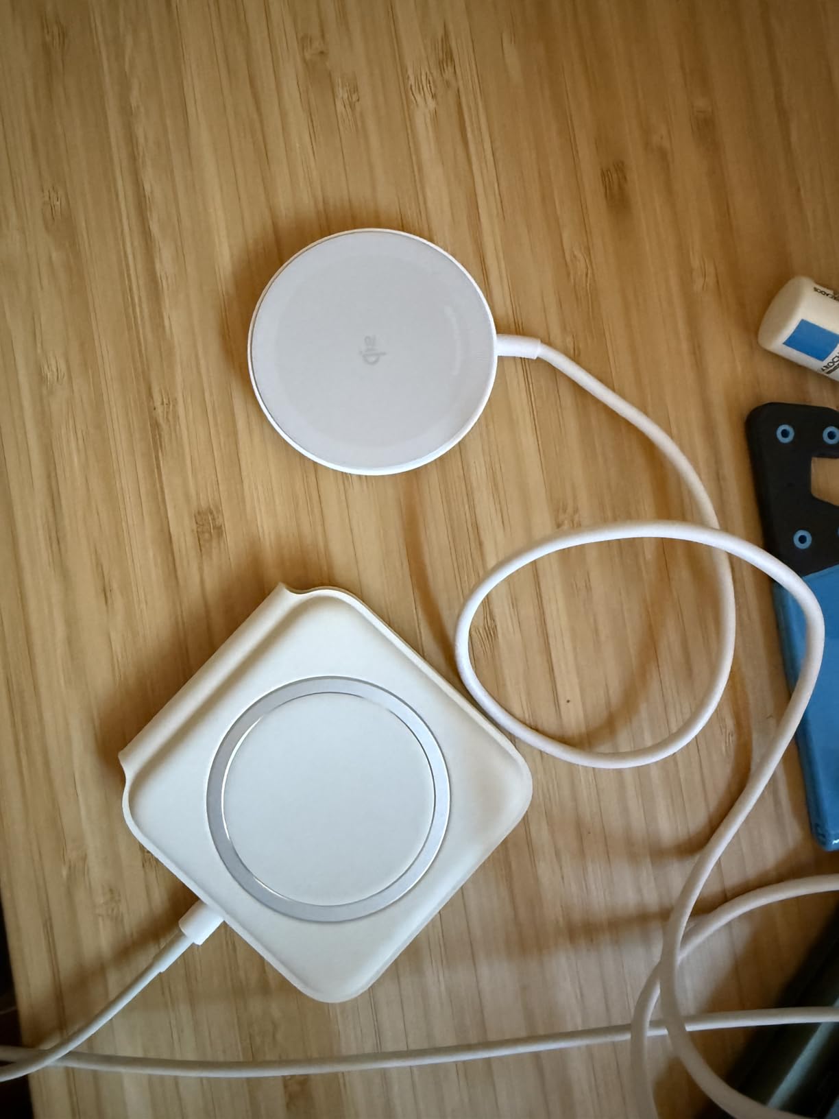 Anker Zolo Magnetic Wireless Charger, 2-Pack Qi2 Certified 15W MagSafe-Compatible Wireless Charging Pad, for iPhone 17/16/15/14/13 Series, AirPods, and More (Not for Pixel, Adapter Not Included) - Customer Photo 1